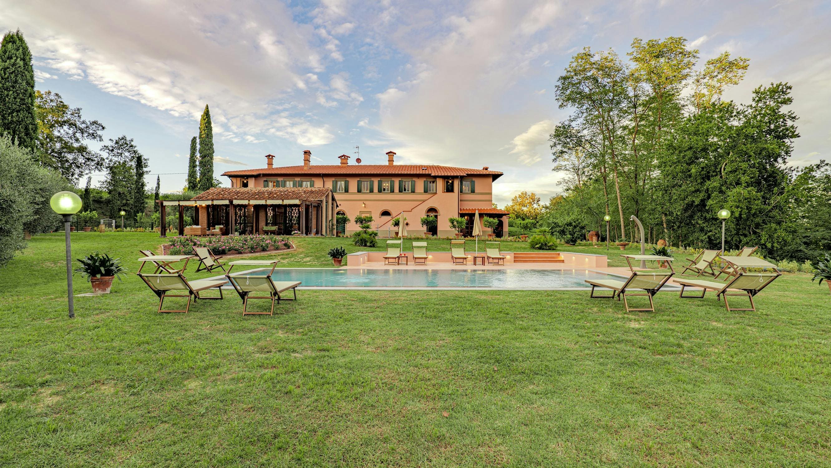 Fattoria Sirocco Livorno: Spacious 6-Bedroom Farmhouse with Pool, Livorno