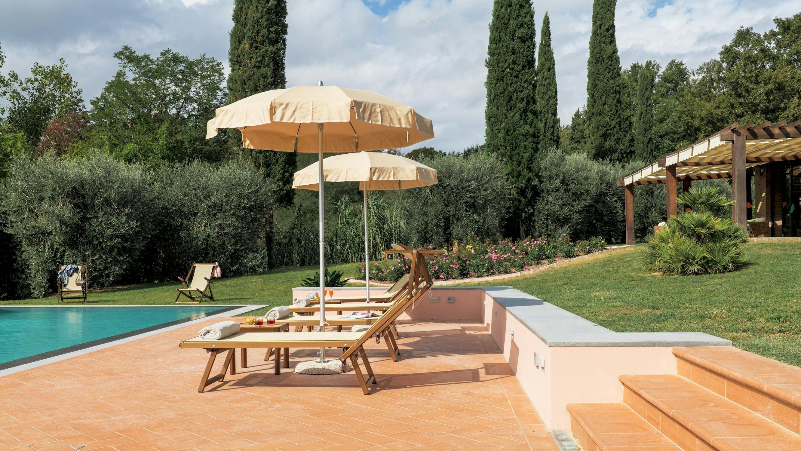 Fattoria Sirocco Livorno: Spacious 6-Bedroom Farmhouse with Pool, Livorno