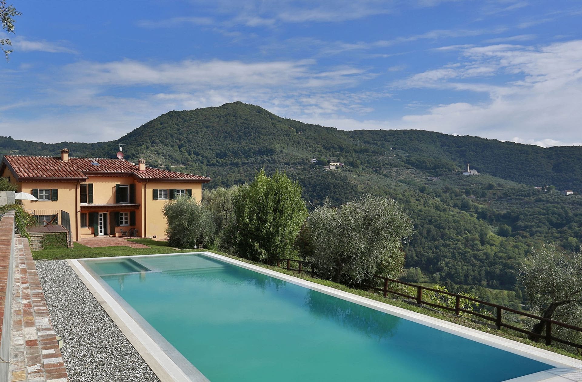 Fattoria Vento Lucca: Spacious 5-Bedroom Apartment with Infinity Pool, Tuscany