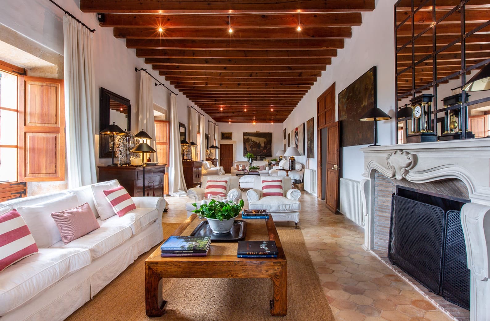 Finca Esclat Porreras: Luxury 9-Bedroom Finca with Pool, Pla de Mallorca