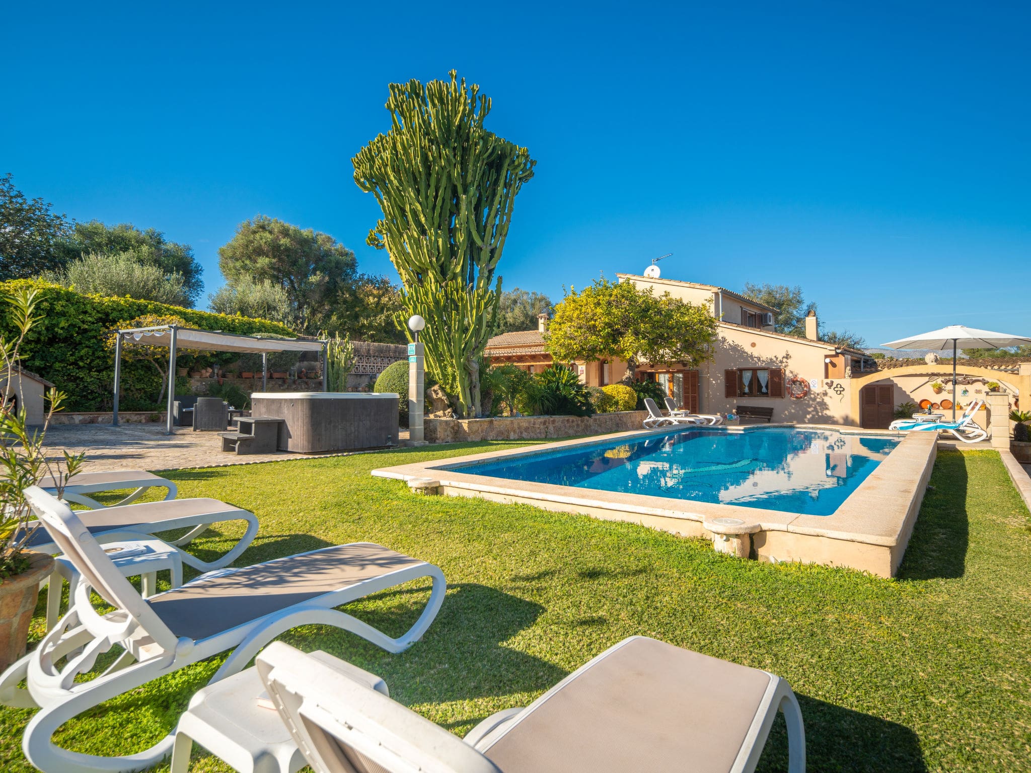 Finca Malpàs Alcúdia: Stunning 4-Bedroom Country Estate with Private Pool and Mountain Views in Mallorca