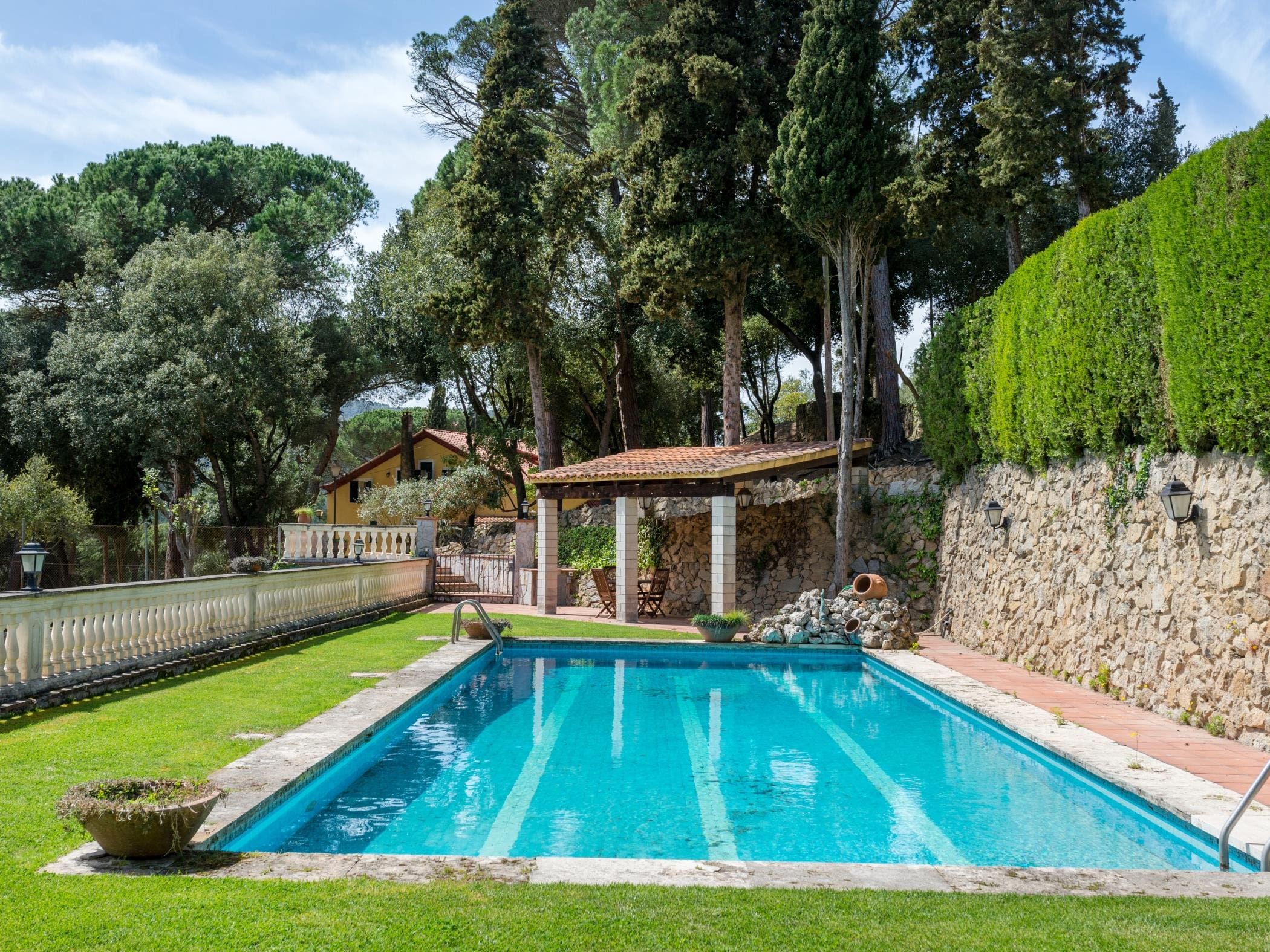 Finca Montseny Barcelona: Spacious 7-Bedroom Apartment with Pool and Tennis Court, Barcelona