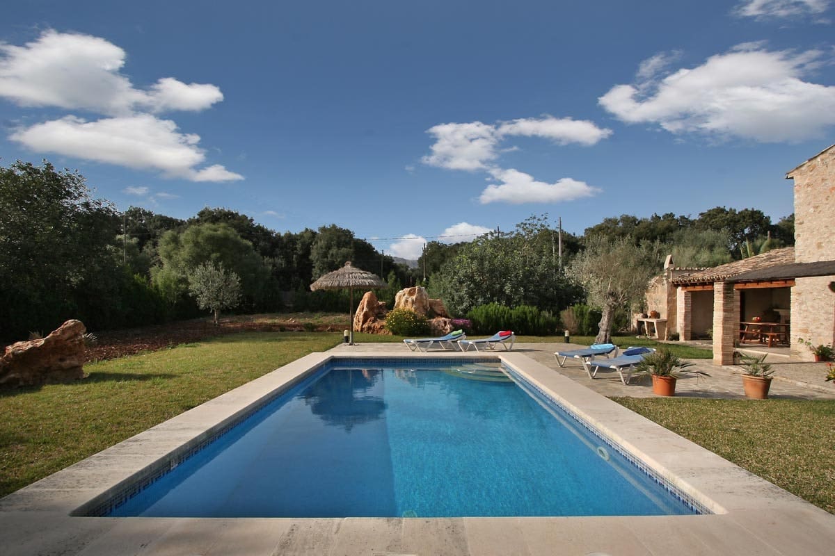 Finca Puig Pollença: Charming 3-Bedroom Apartment with Pool and Sea Views, Pollença