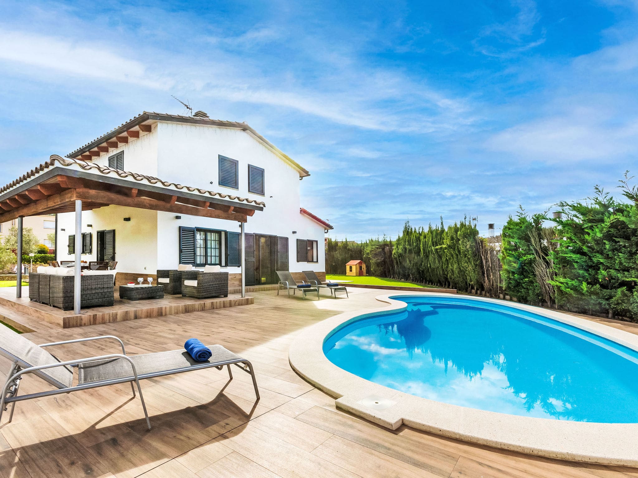 Finca Puigventós Vidreres: Spacious 4-Bedroom Family Villa with Private Pool and Mountain Views near Costa Brava