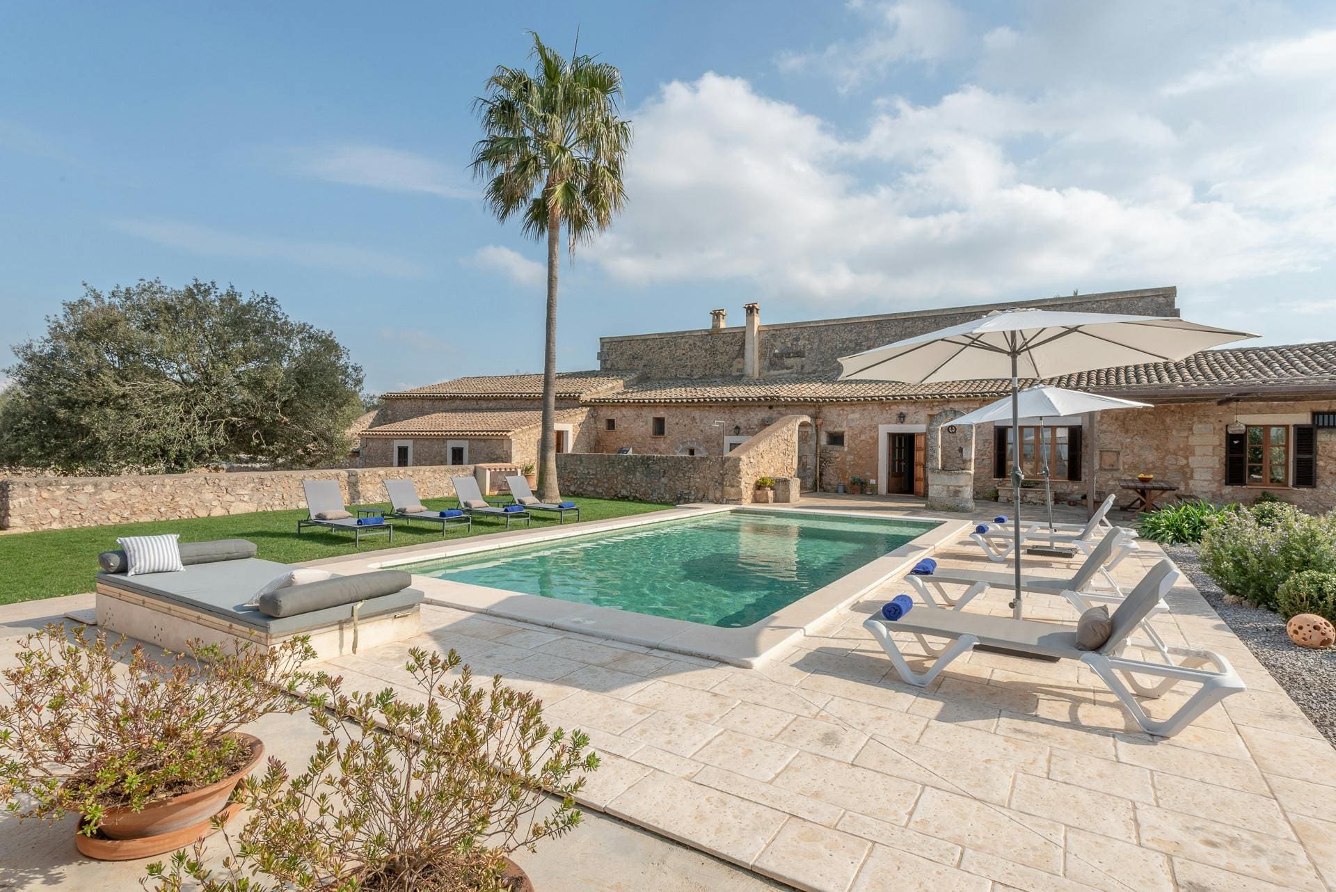 Finca Tramuntana Sencelles: Luxury 5-Bedroom Villa with Pool and Countryside Views, Pla de Mallorca