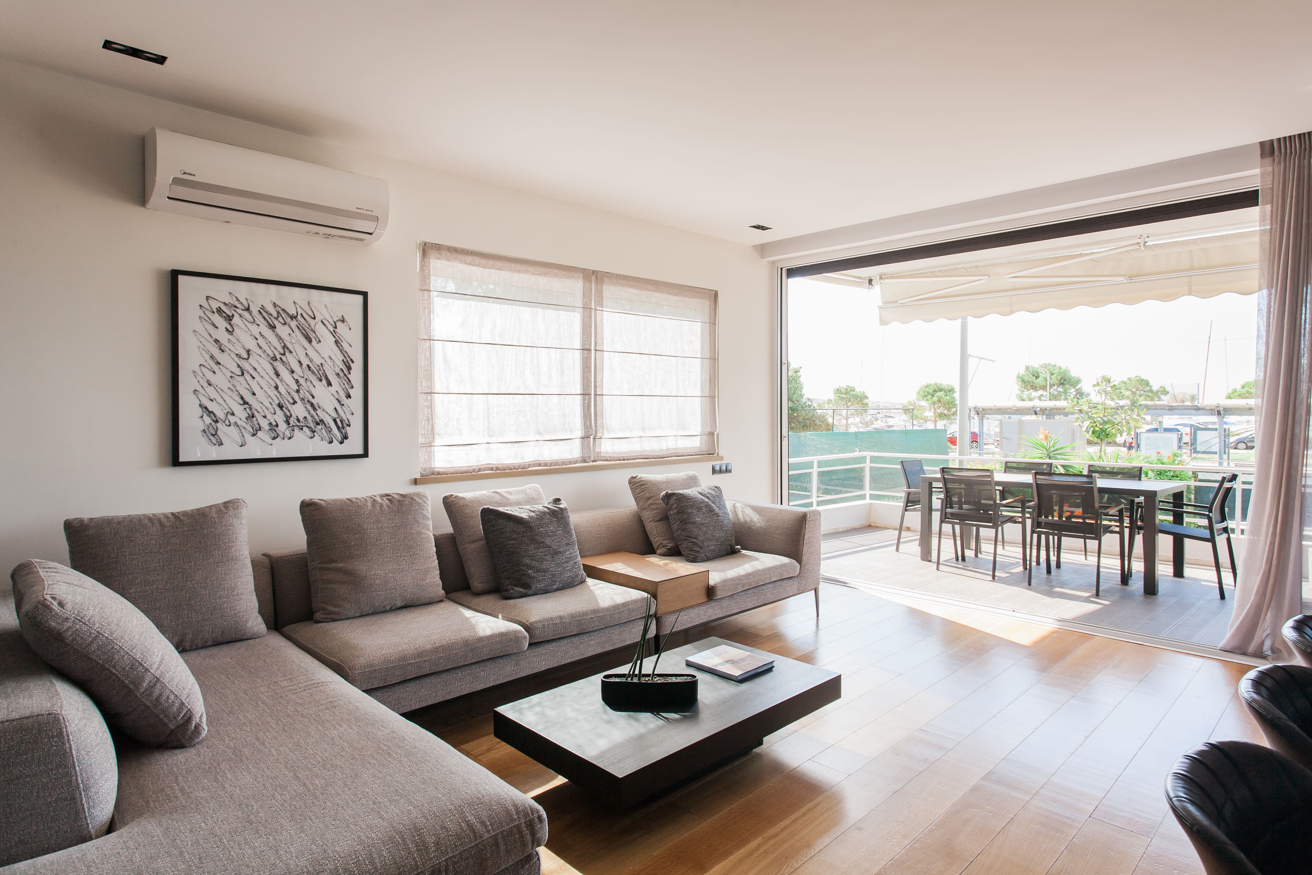 Glyfada Seaview Retreat: Stunning 3-Bedroom Golf Villa Rental with Seaviews, Athens