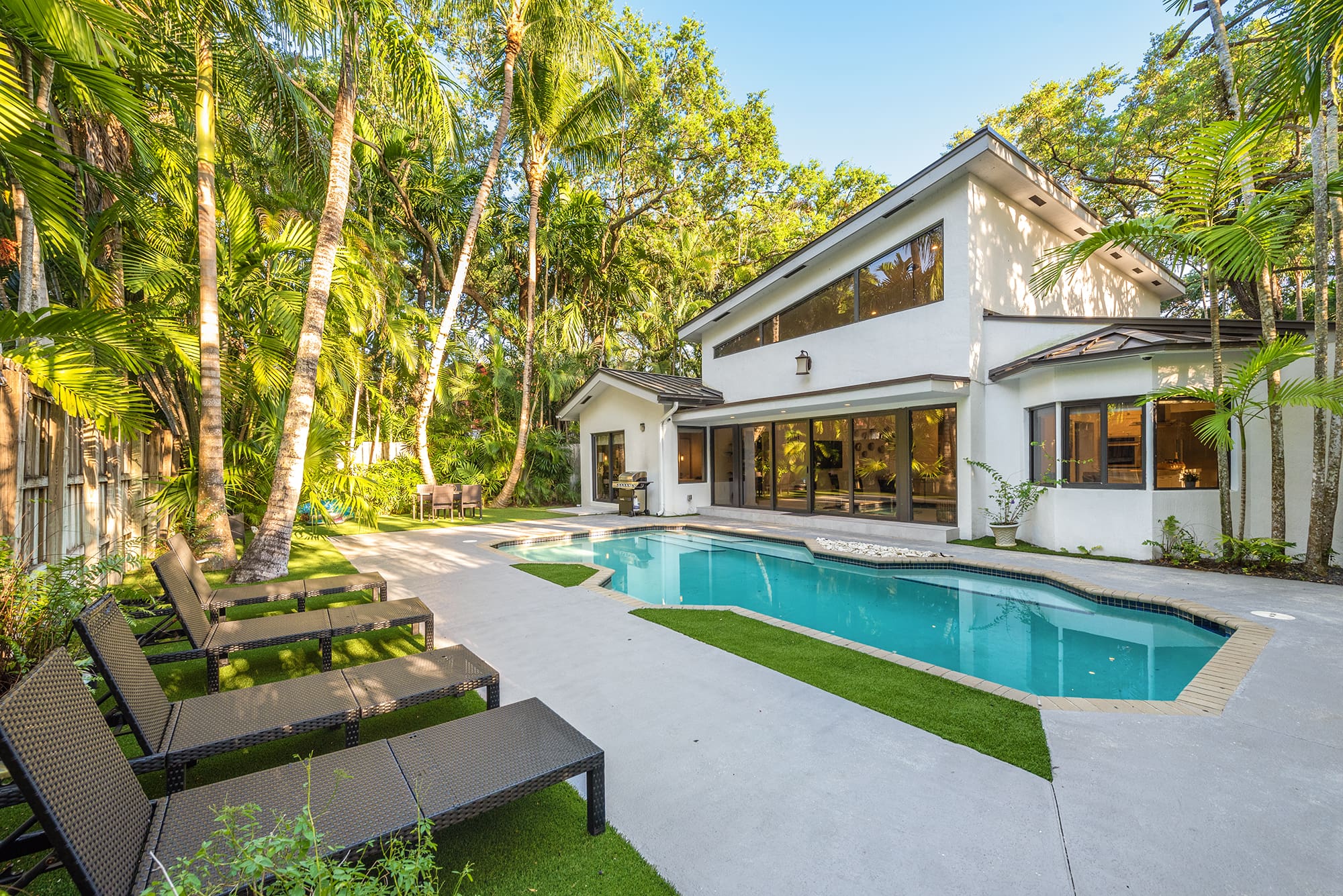 Grove Serenità: Stunning 5-Bedroom Villa with Heated Pool, Coconut Grove