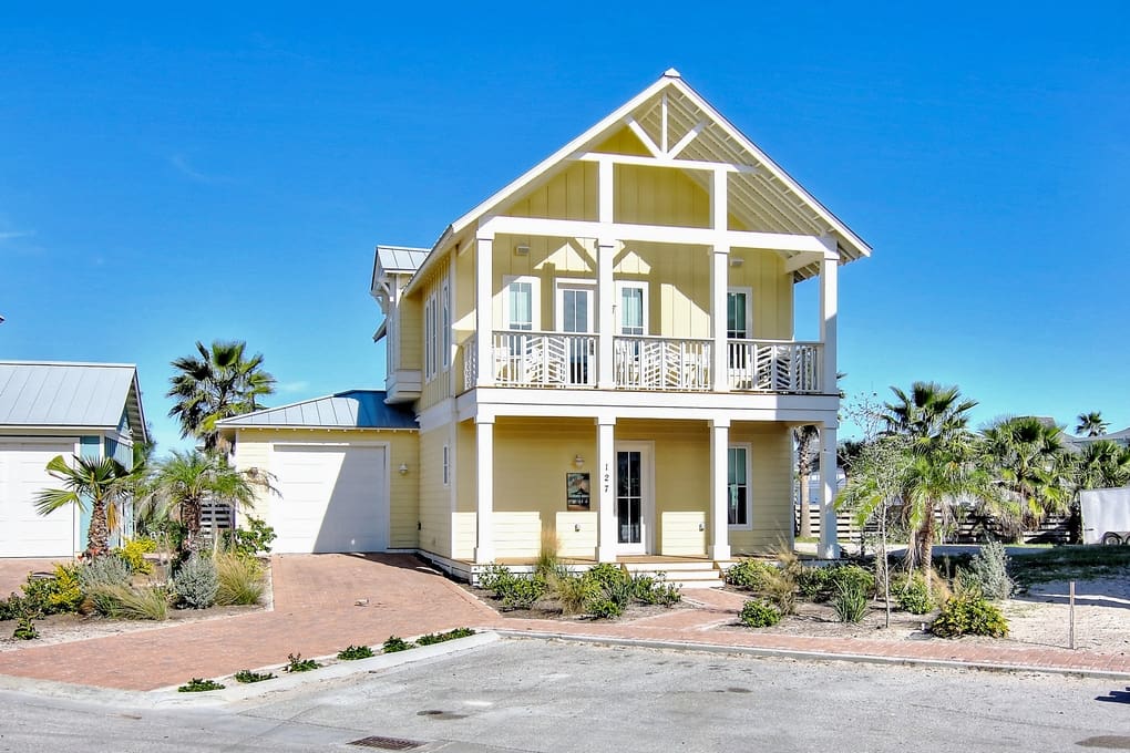 Gulf Shore Villa: Luxury 3-Bedroom Villa Rental Texas Coast with Resort Amenities and Sea Views