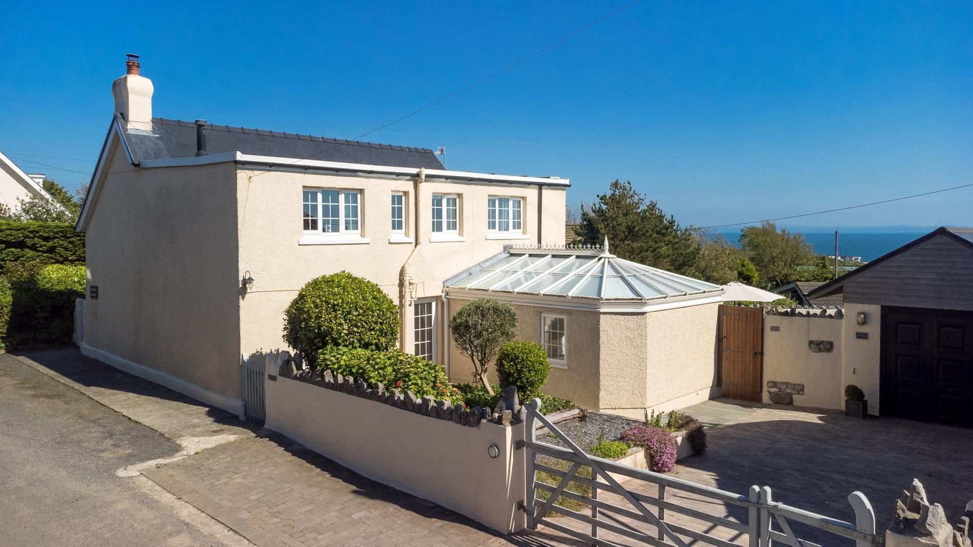 Hall Penrice Swansea: Spacious 5-Bedroom Apartment with Heated Pool and Sea Views, Swansea
