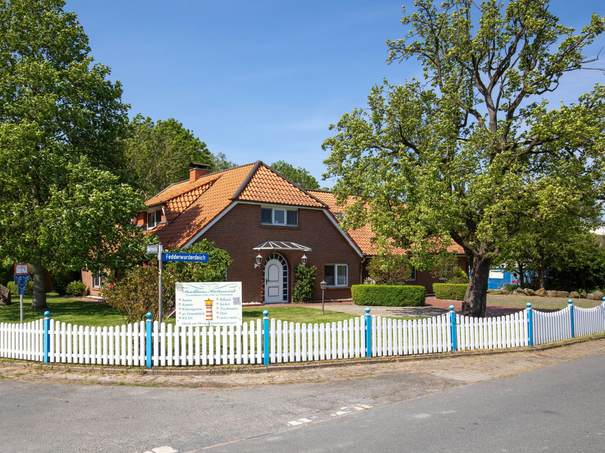 Haus Groden Fedderwardersiel: Expansive 7-Bedroom Family Villa with Sauna and Games Room Near German Wadden Sea Coast