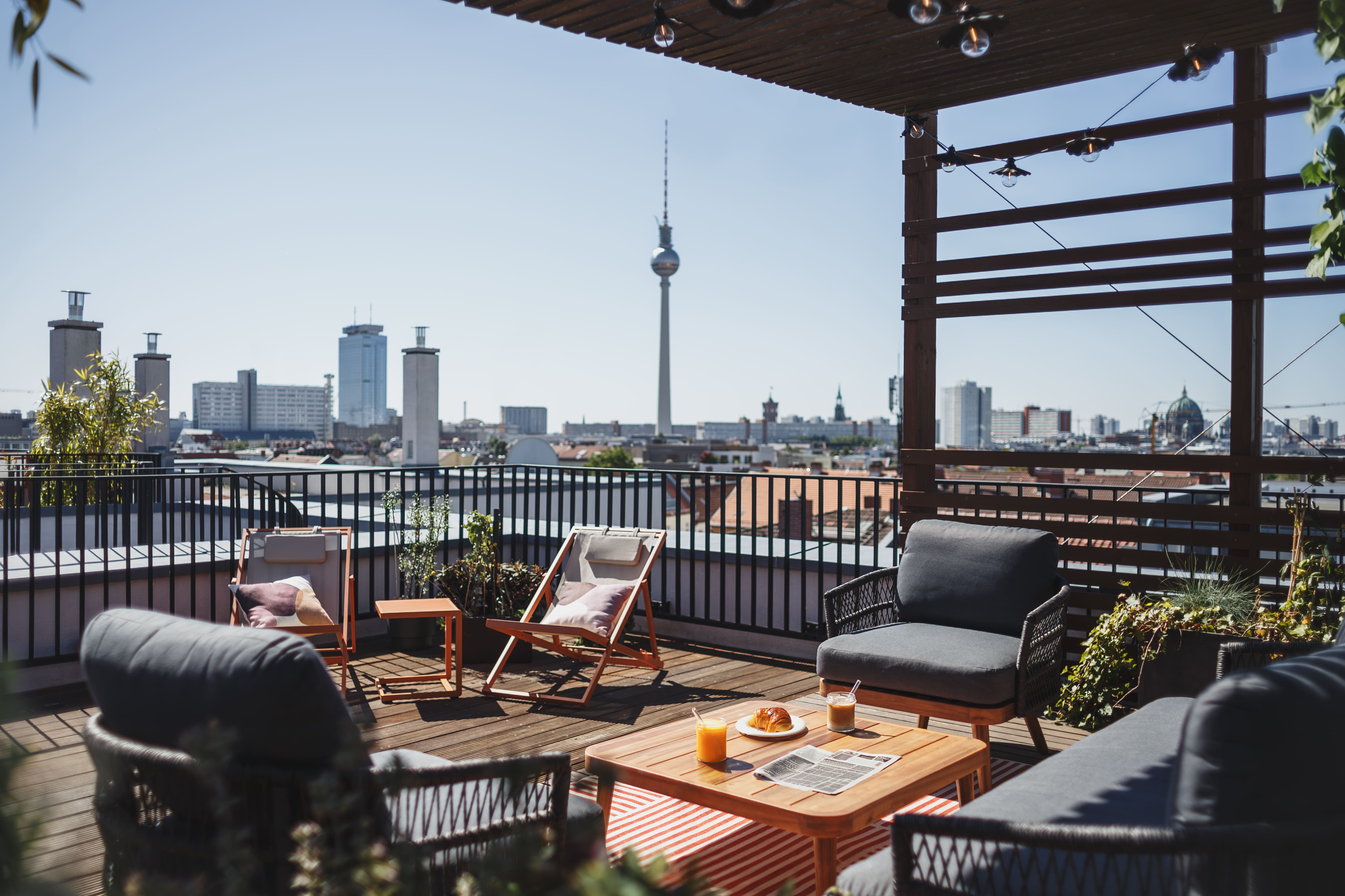 Haus Linden Mitte: Chic 2-Bedroom Luxury Apartment with City Views, Berlin Mitte