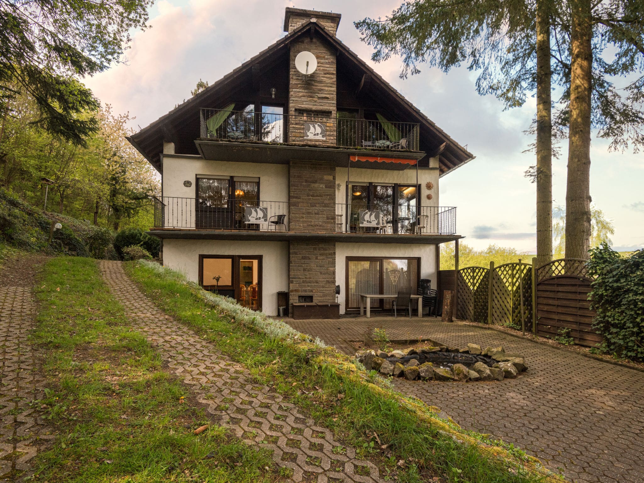 Haus Märchen Immerath: Spectacular 9-Bedroom Multi-Level Family House for 21 Guests with Sauna in Eifel Mountains