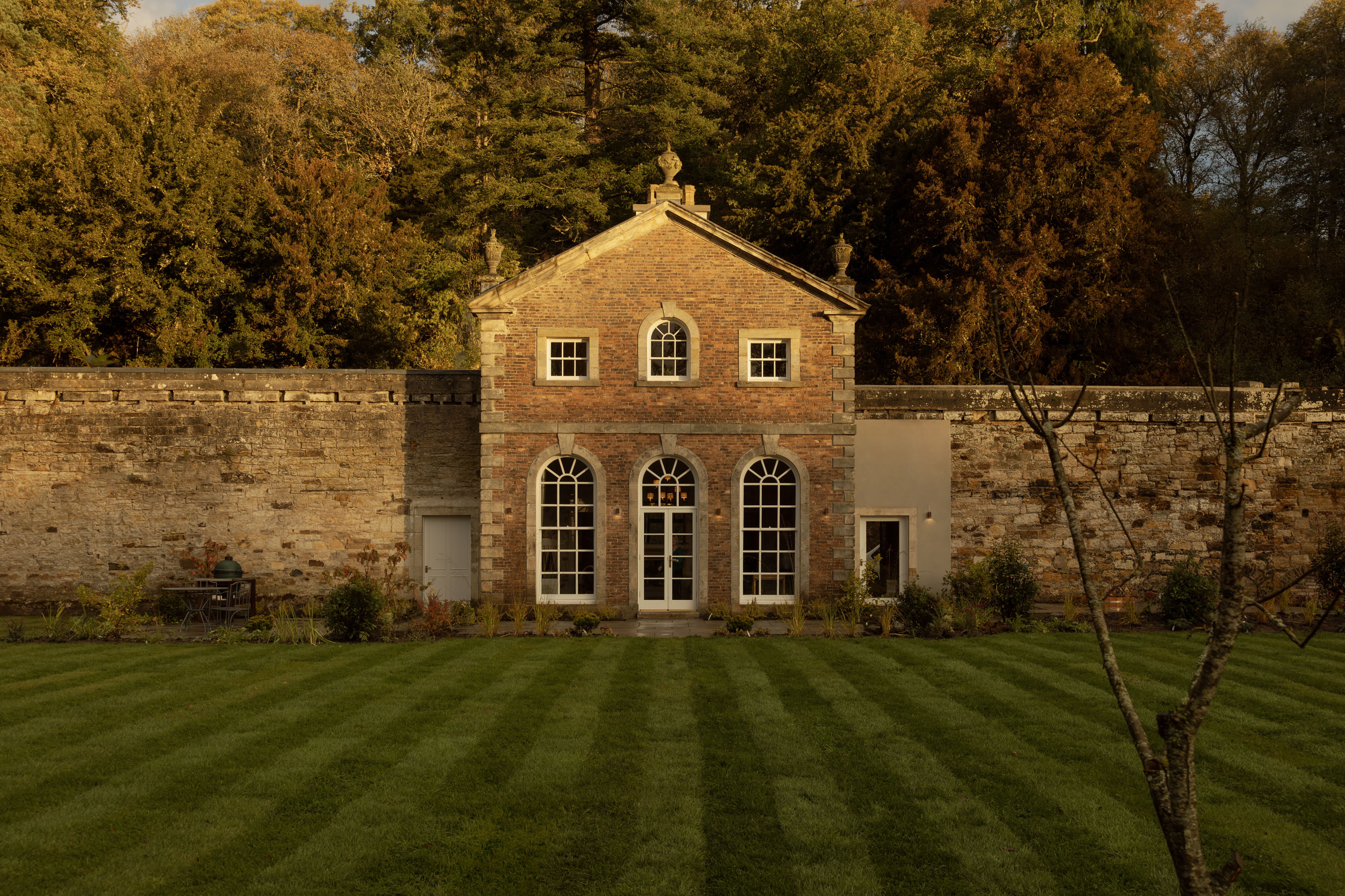 Heather Glen Cottage: Historic 1-Bedroom Luxury Cottage Rental Midlothian with Hot Tub and Sauna