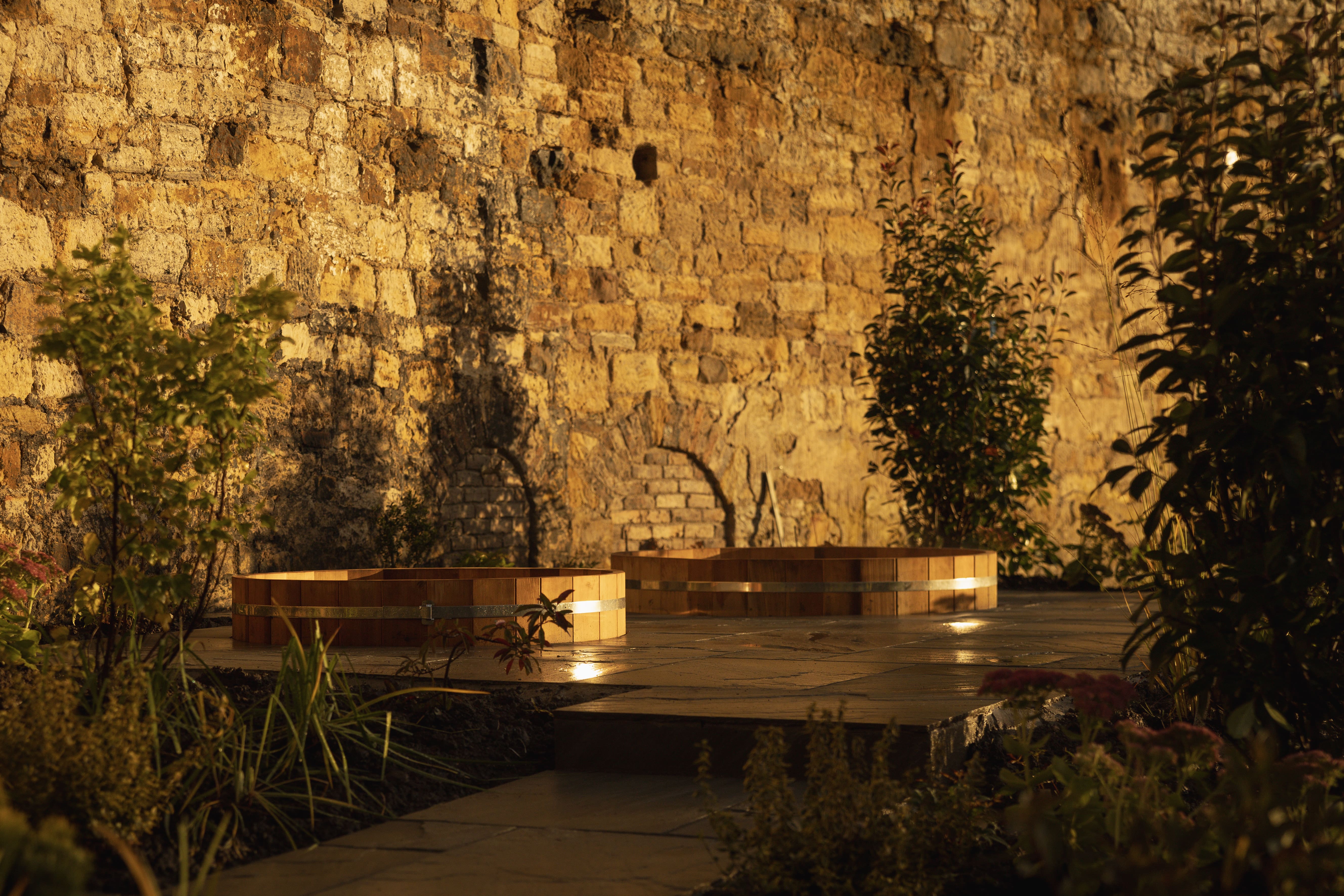 Heather Glen Cottage: Historic 1-Bedroom Luxury Cottage Rental Midlothian with Hot Tub and Sauna