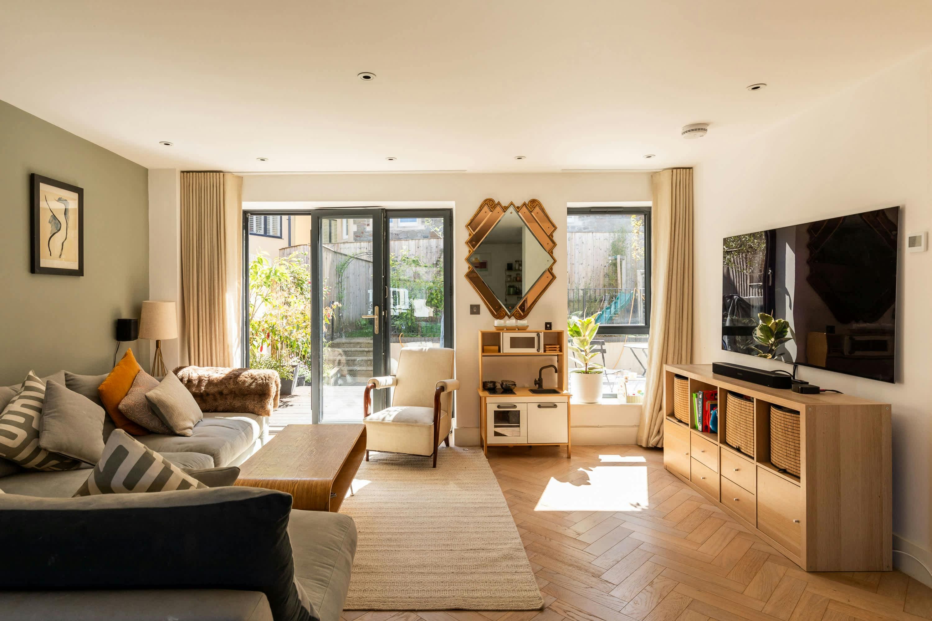 House Avon Bristol: Luxury 4-Bedroom House with Family Features, Bristol