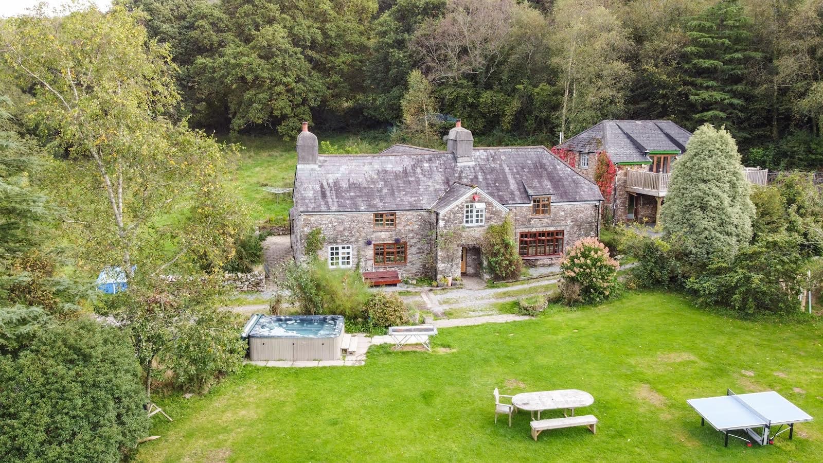 House Avonbrook South Devon: Spacious 6-Bedroom Apartment with Hot Tub and Seaviews, South Devon