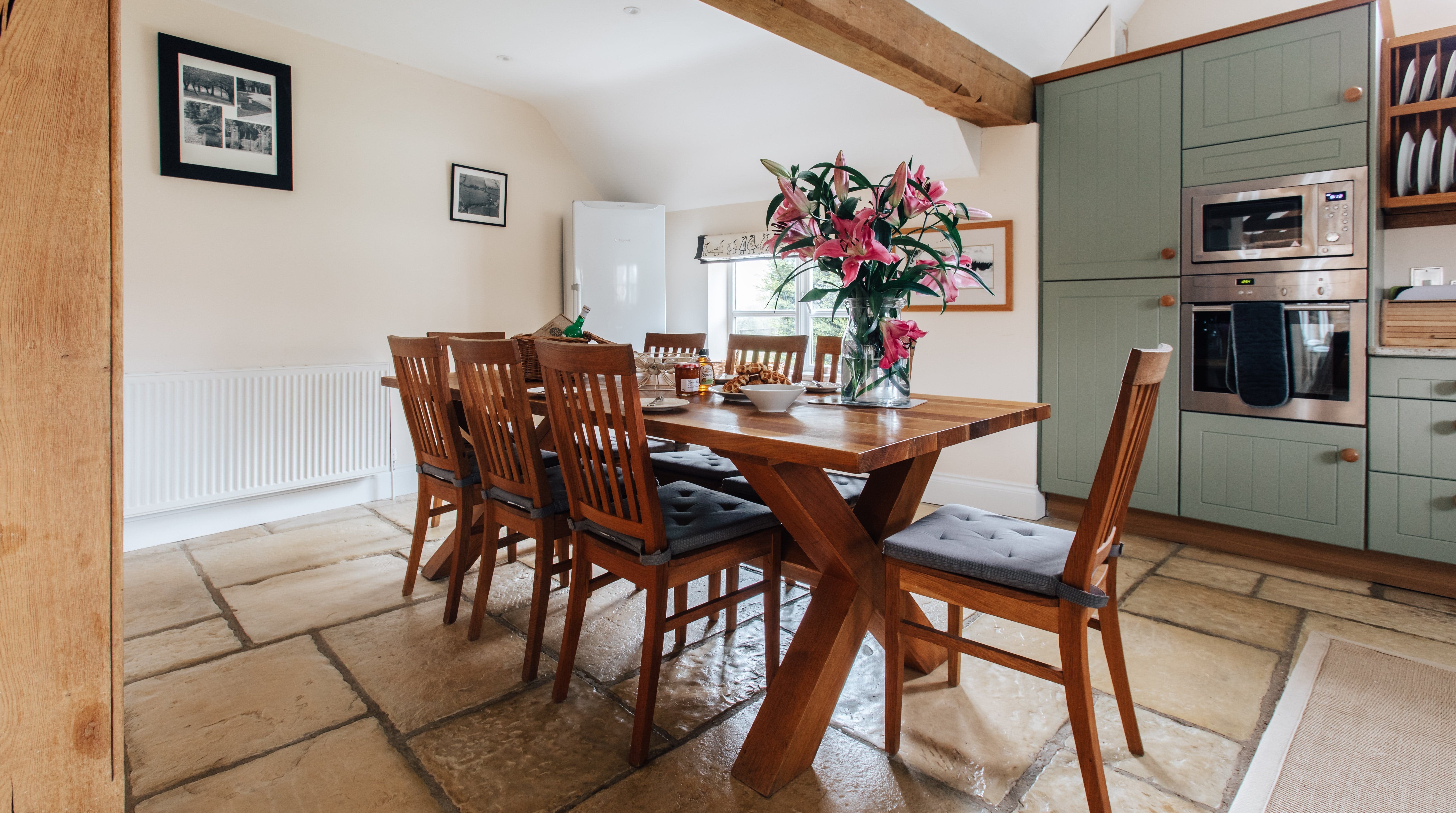House Avonlea Stratford-upon-Avon: Spacious 4-Bedroom Family-Friendly Apartment Rental Stratford-upon Avon