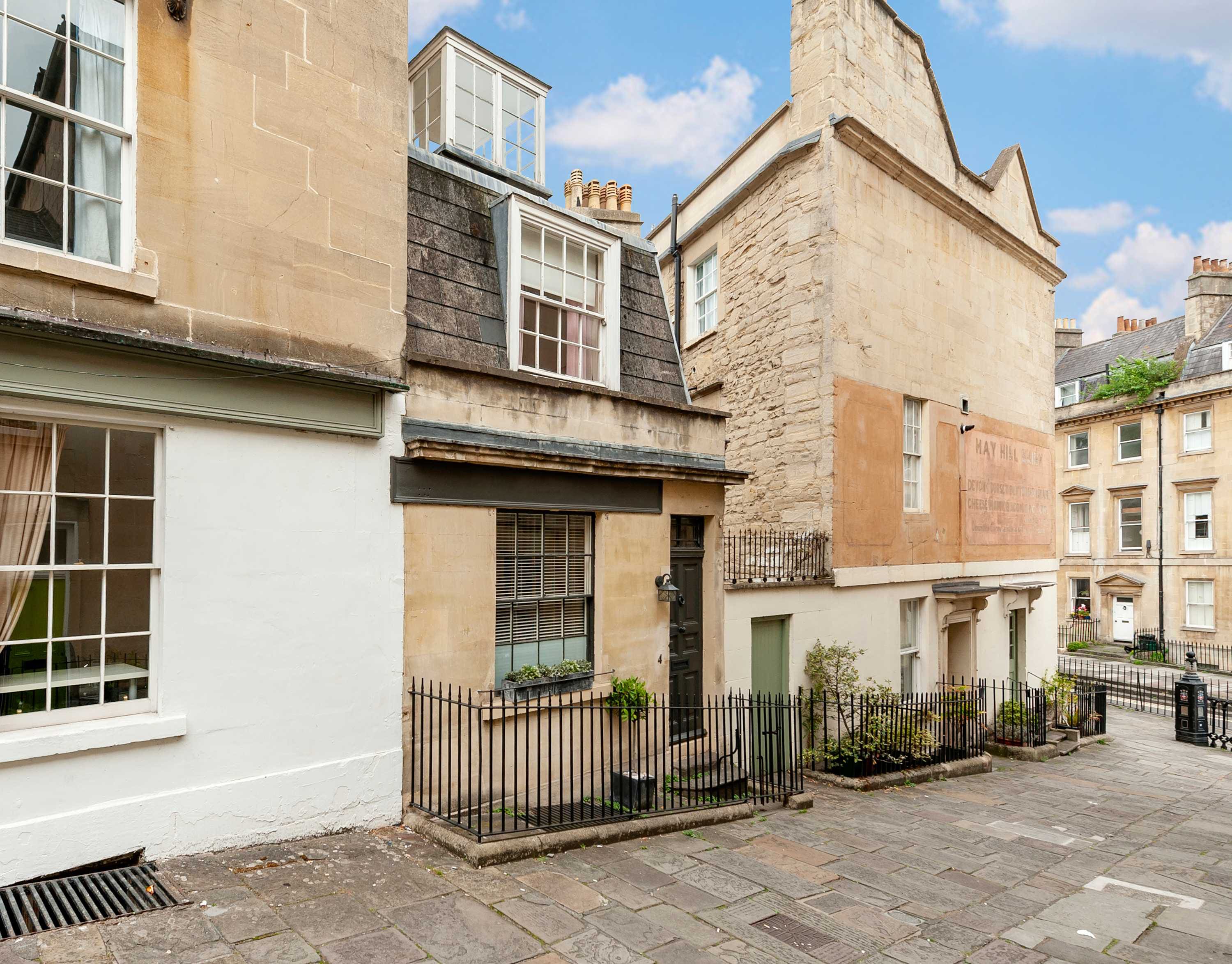 House Avonwick Bath: Charming 3-Bedroom Family-Friendly Holiday Cottage in Bath with Remote Working Facilities