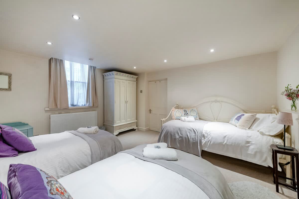 House Avonwick Bath: Charming 3-Bedroom Family-Friendly Holiday Cottage in Bath with Remote Working Facilities