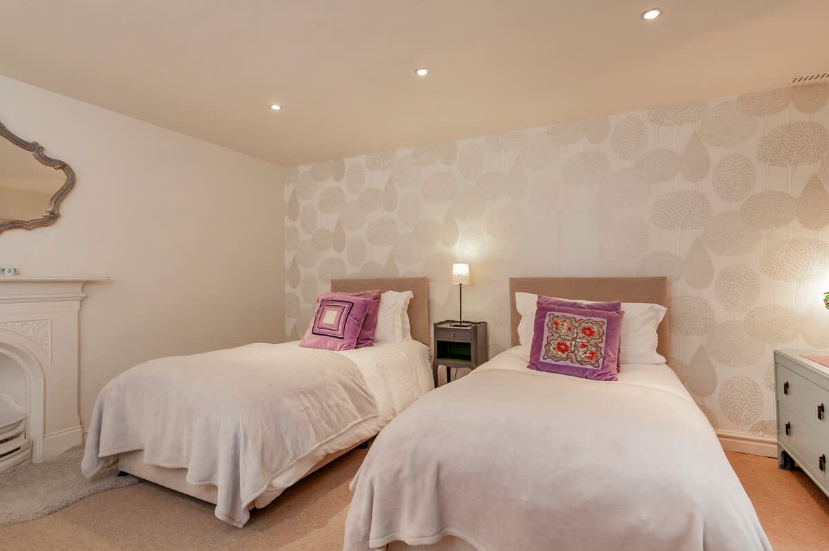 House Avonwick Bath: Charming 3-Bedroom Family-Friendly Holiday Cottage in Bath with Remote Working Facilities