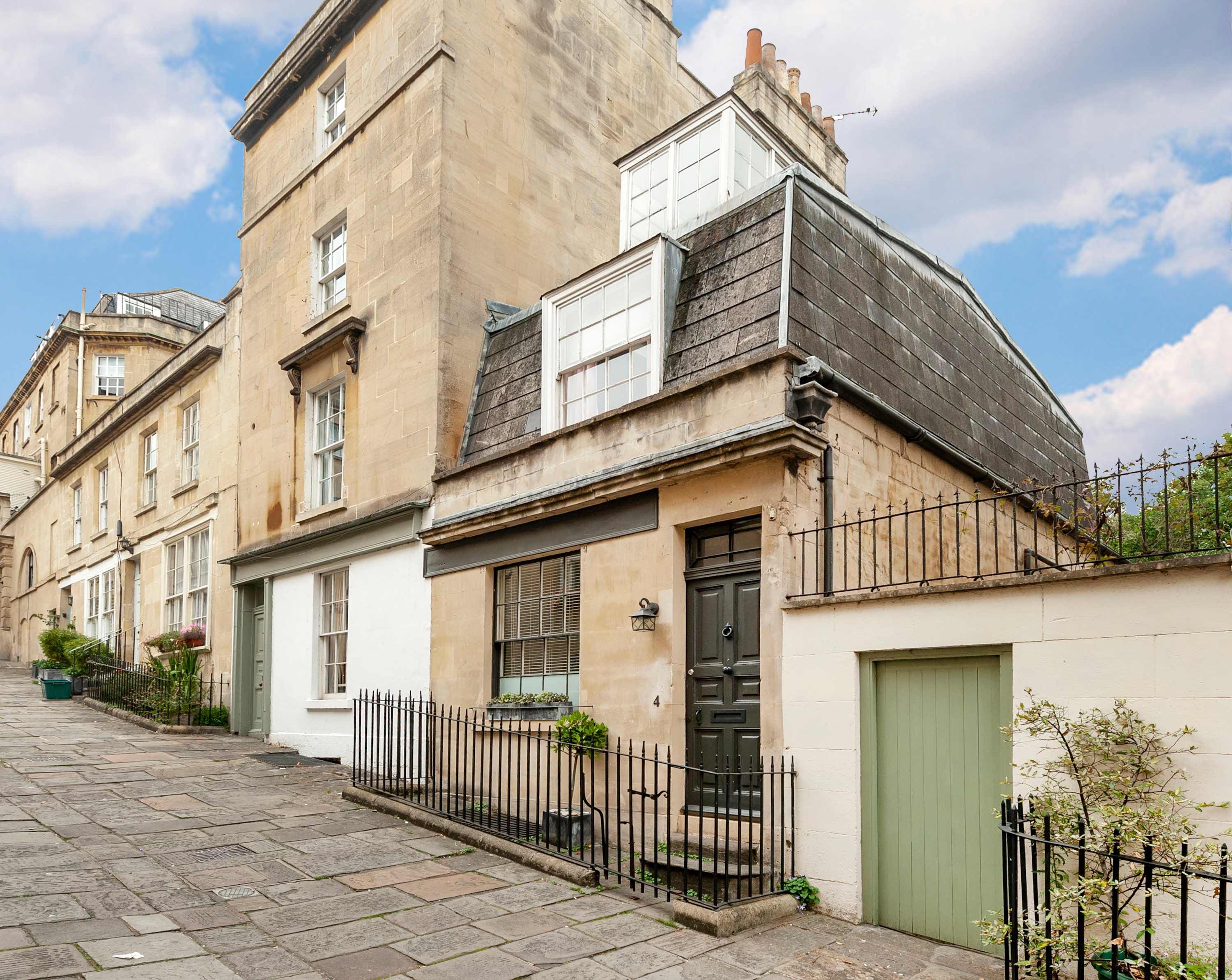 House Avonwick Bath: Charming 3-Bedroom Family-Friendly Holiday Cottage in Bath with Remote Working Facilities
