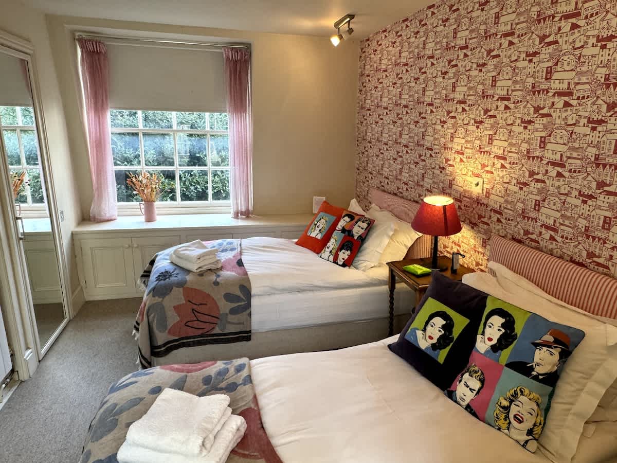House Avonwick Bath: Charming 3-Bedroom Family-Friendly Holiday Cottage in Bath with Remote Working Facilities