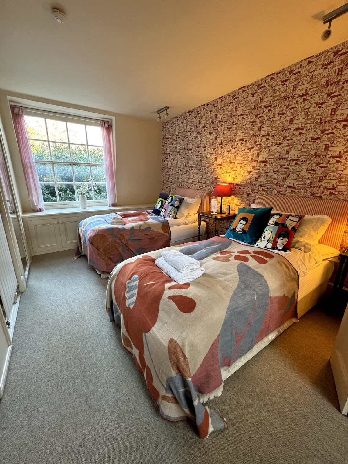 House Avonwick Bath: Charming 3-Bedroom Family-Friendly Holiday Cottage in Bath with Remote Working Facilities