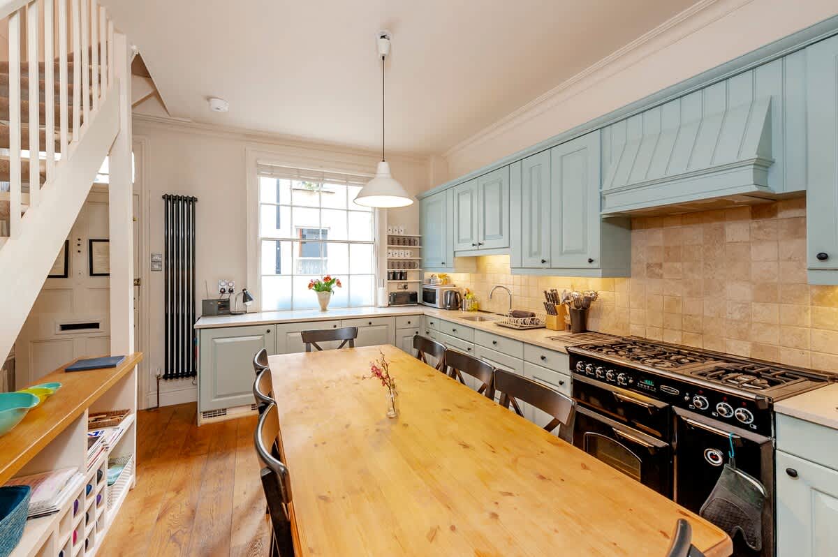 House Avonwick Bath: Charming 3-Bedroom Family-Friendly Holiday Cottage in Bath with Remote Working Facilities