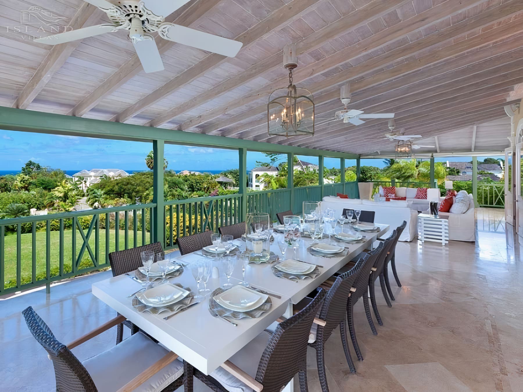 House Bajan Holetown: Spacious 5-Bedroom Apartment with Seaview and Pool, Holetown