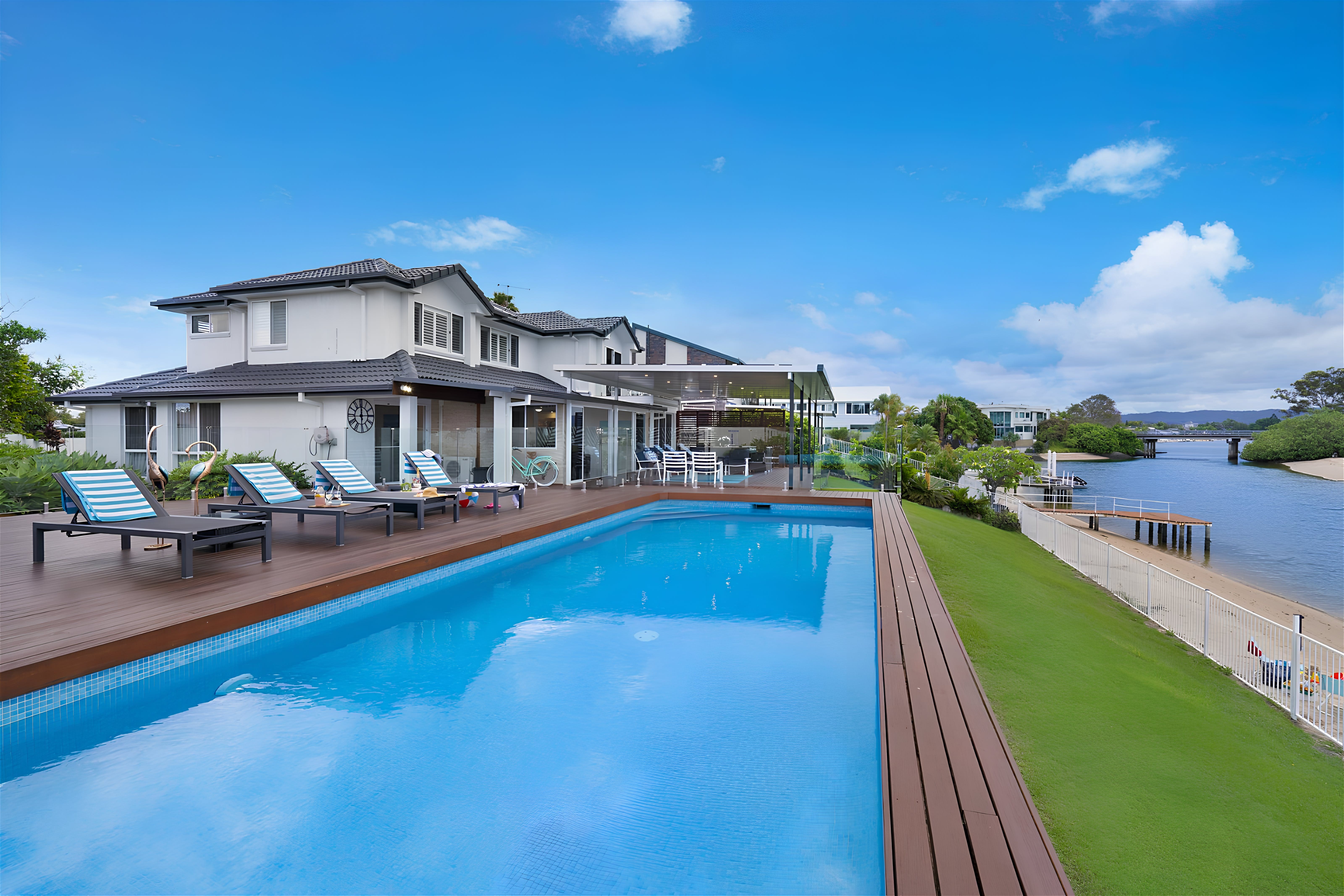 House Banksia Broadbeach: Luxury 5-Bedroom House with Pool and Beach Access, Queensland
