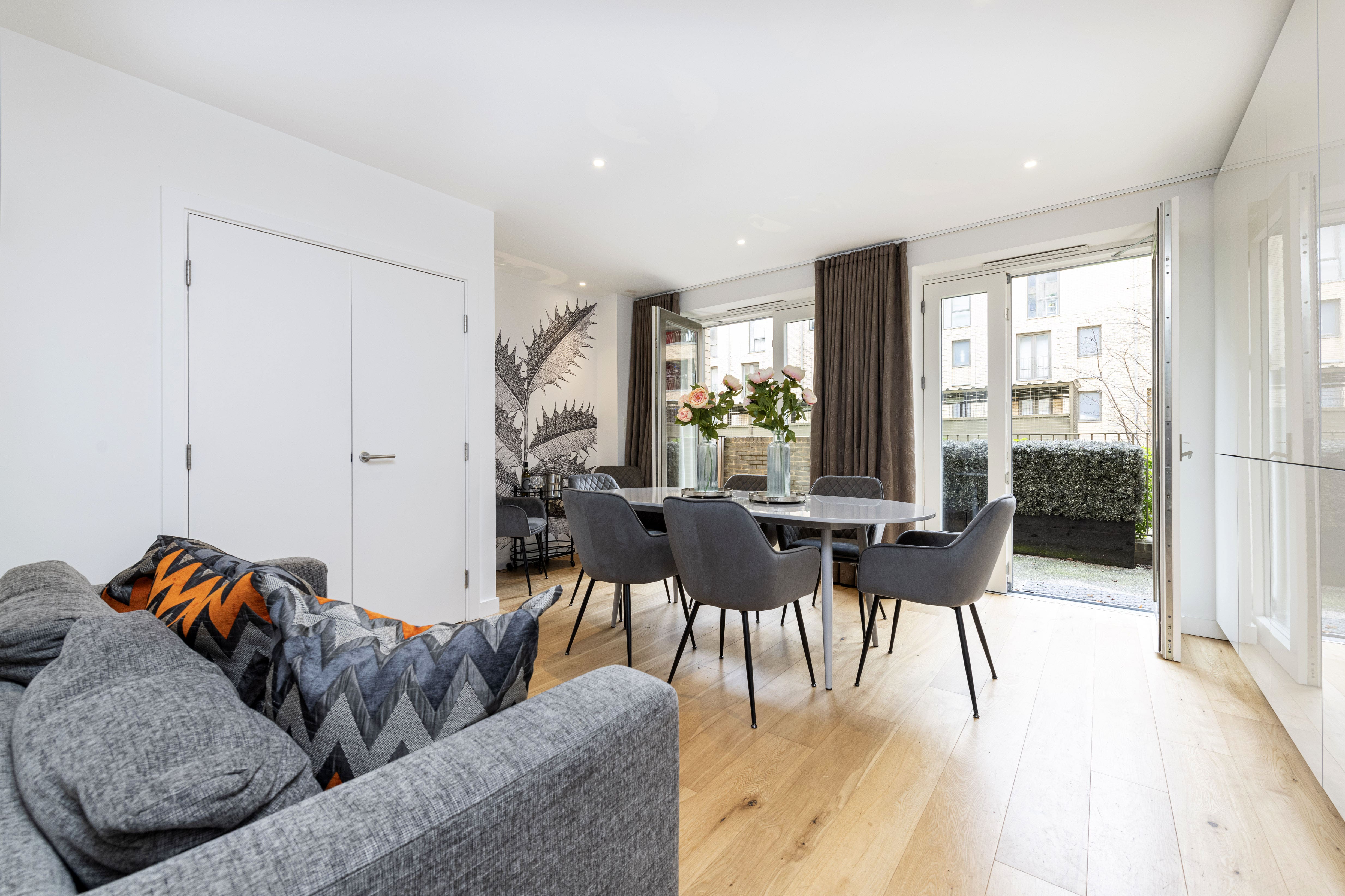 House Battersea Grove: Spacious 4-Bedroom Apartment with Gym, Battersea