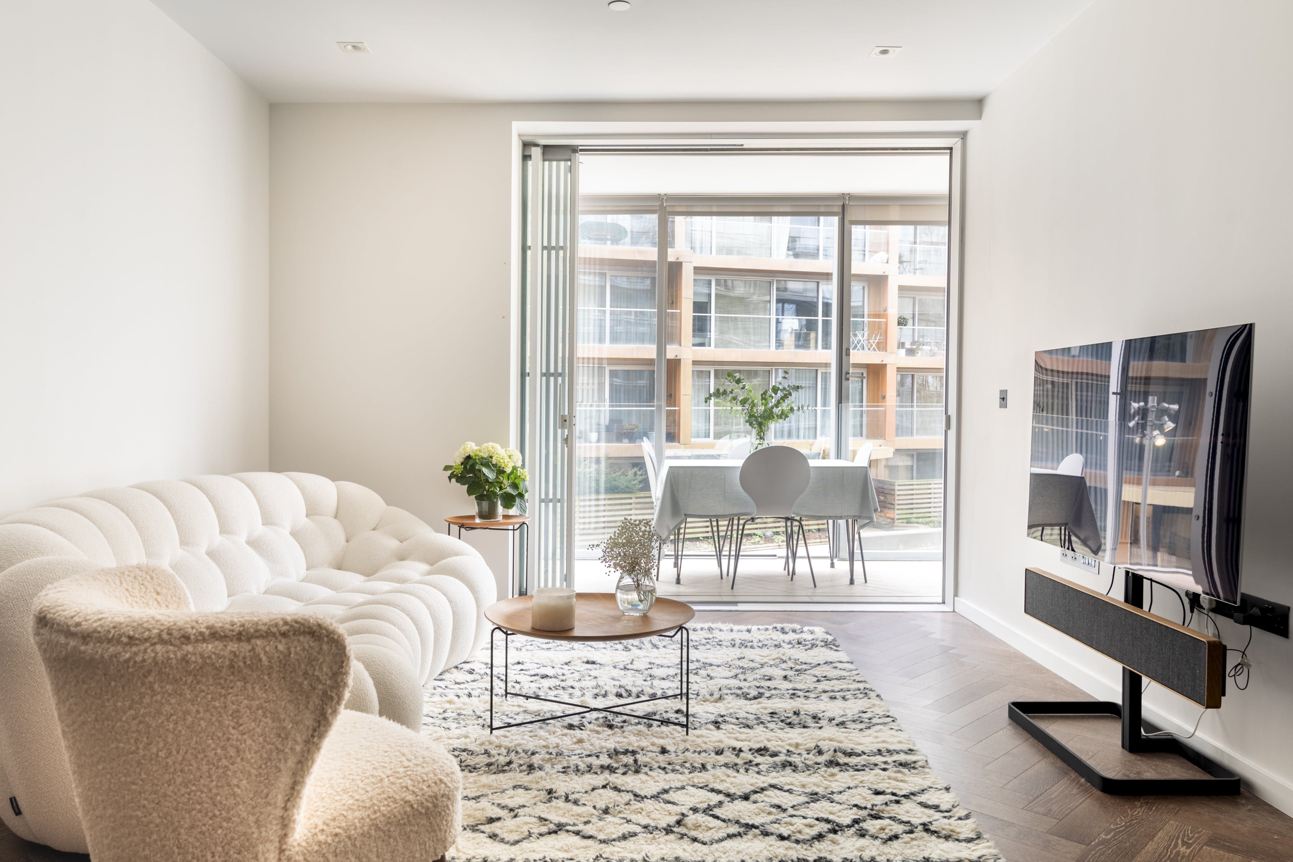 House Battersea Nine Elms Nine Elms: Spacious 2-Bedroom Apartment with Pool Access, Nine Elms