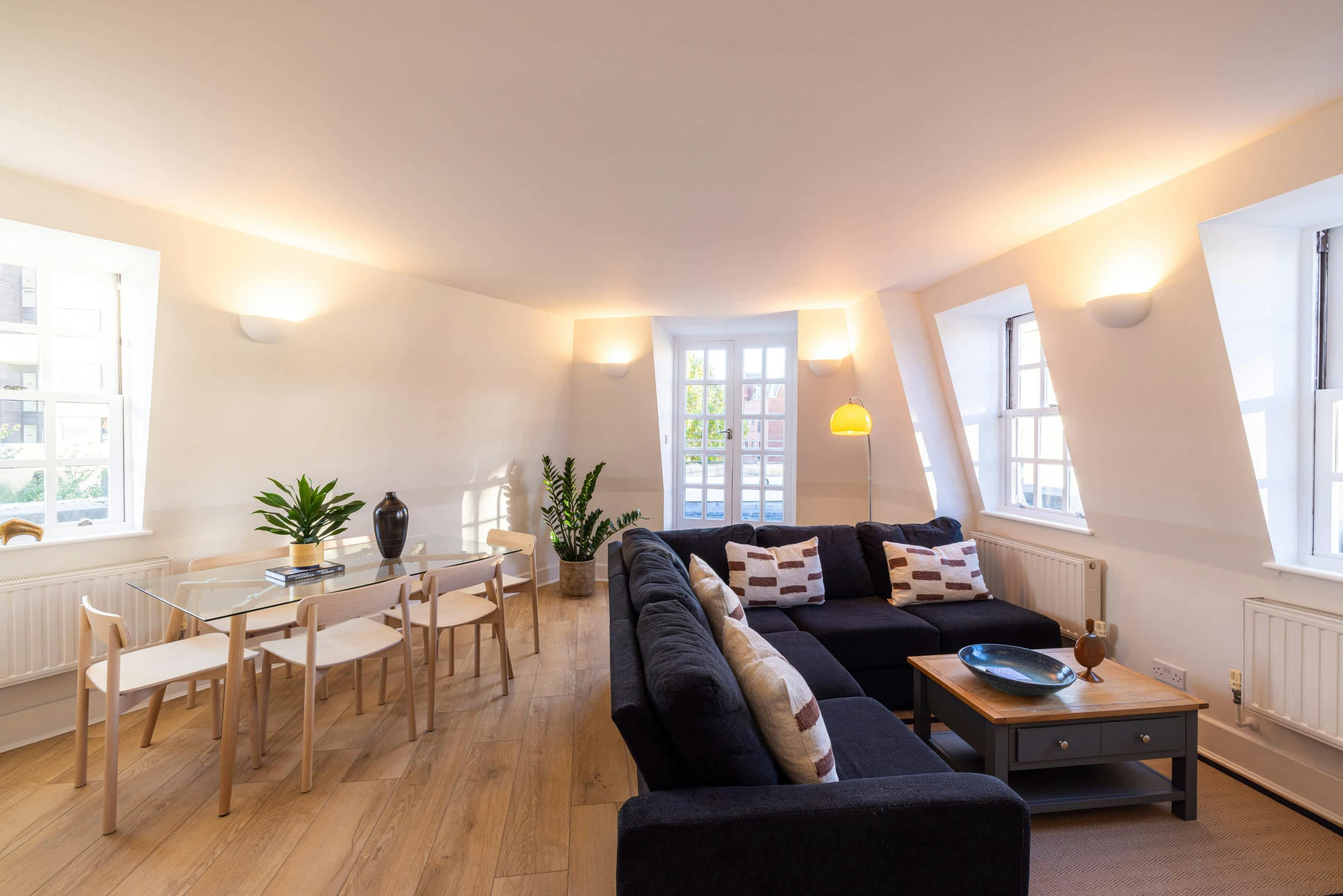 House Belgrave Pimlico: Elegant 3-Bedroom Apartment with Balcony, Pimlico