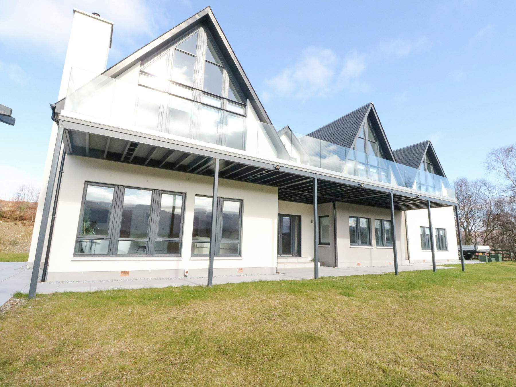 House Benmore Tummel: Spacious 5-Bedroom Luxury House with Hot Tub, Highland