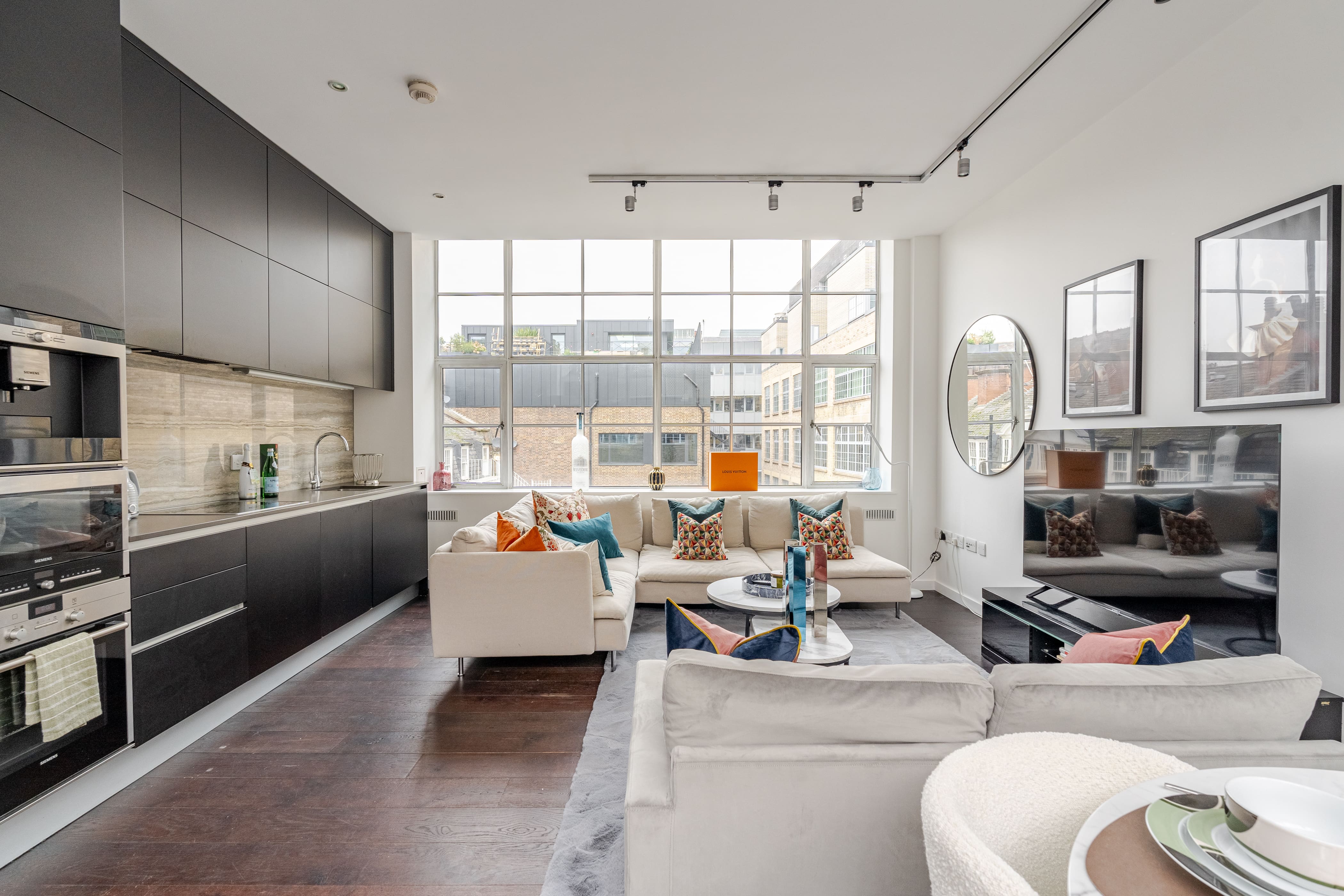 House Berwick Soho Soho 11: Elegant 2-Bedroom Apartment with Family-Friendly Features, Soho