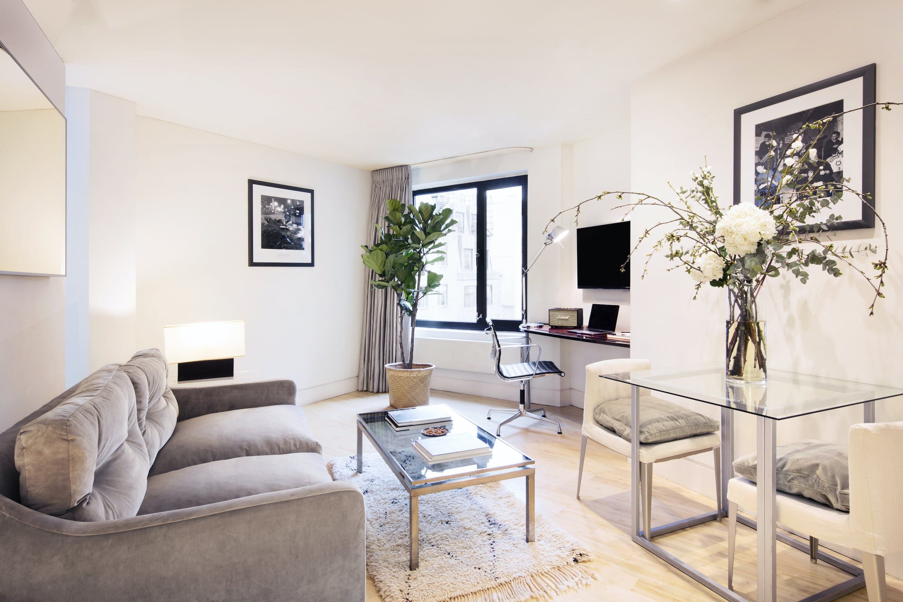 House Berwick Soho Soho 12: Luxury 1-Bedroom Apartment with Modern Fireplace, Soho, London