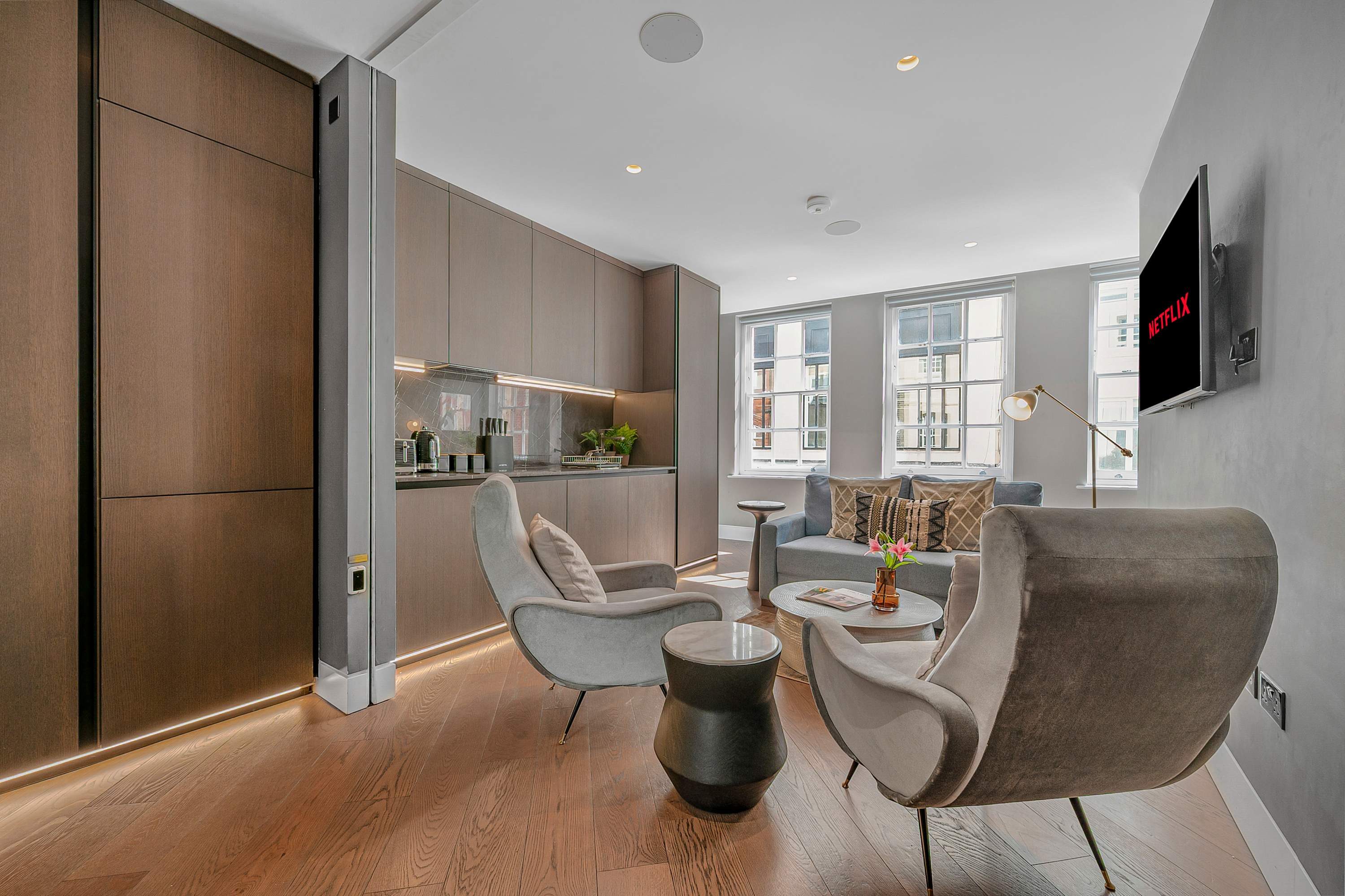 House Berwick Soho Soho 6: Luxury 1-Bedroom Apartment with Family-Friendly Features, Soho