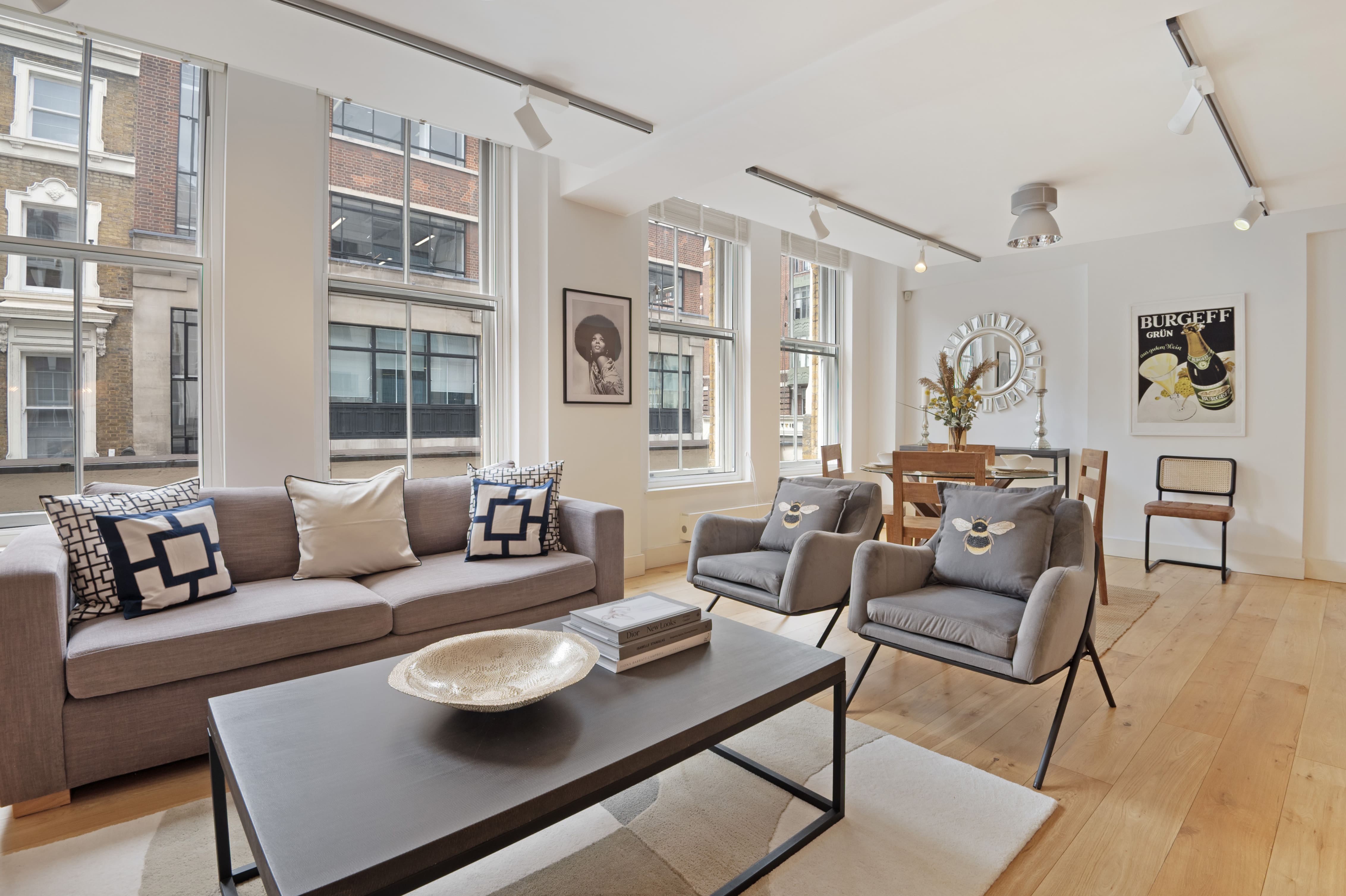 House Berwick Soho Soho 7: Sophisticated 2-Bedroom Luxury Apartment in the Heart of Soho, London