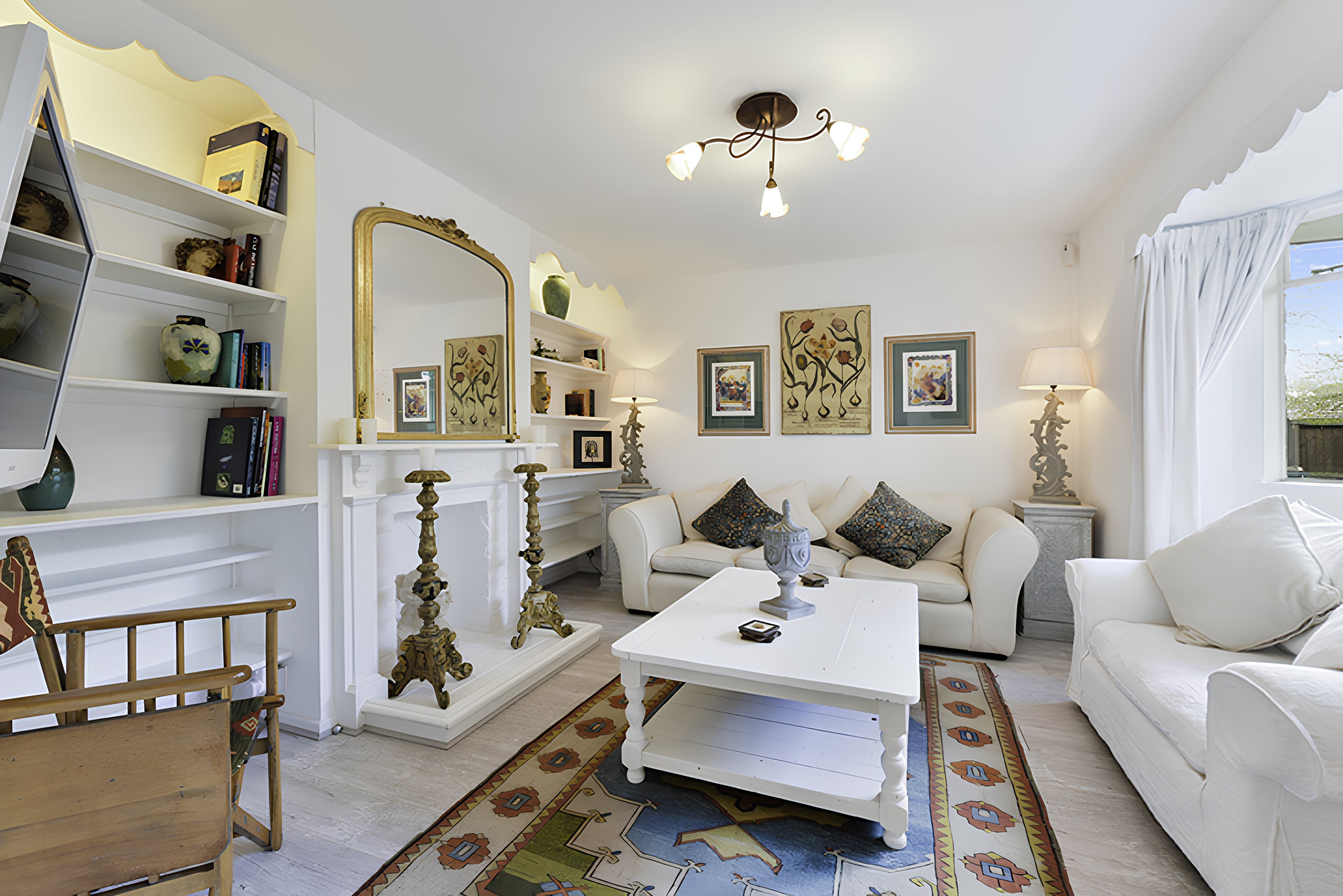 House Beverley Hampton: Stylish 3-Bedroom Apartment Rental with Garden Access, Hampton
