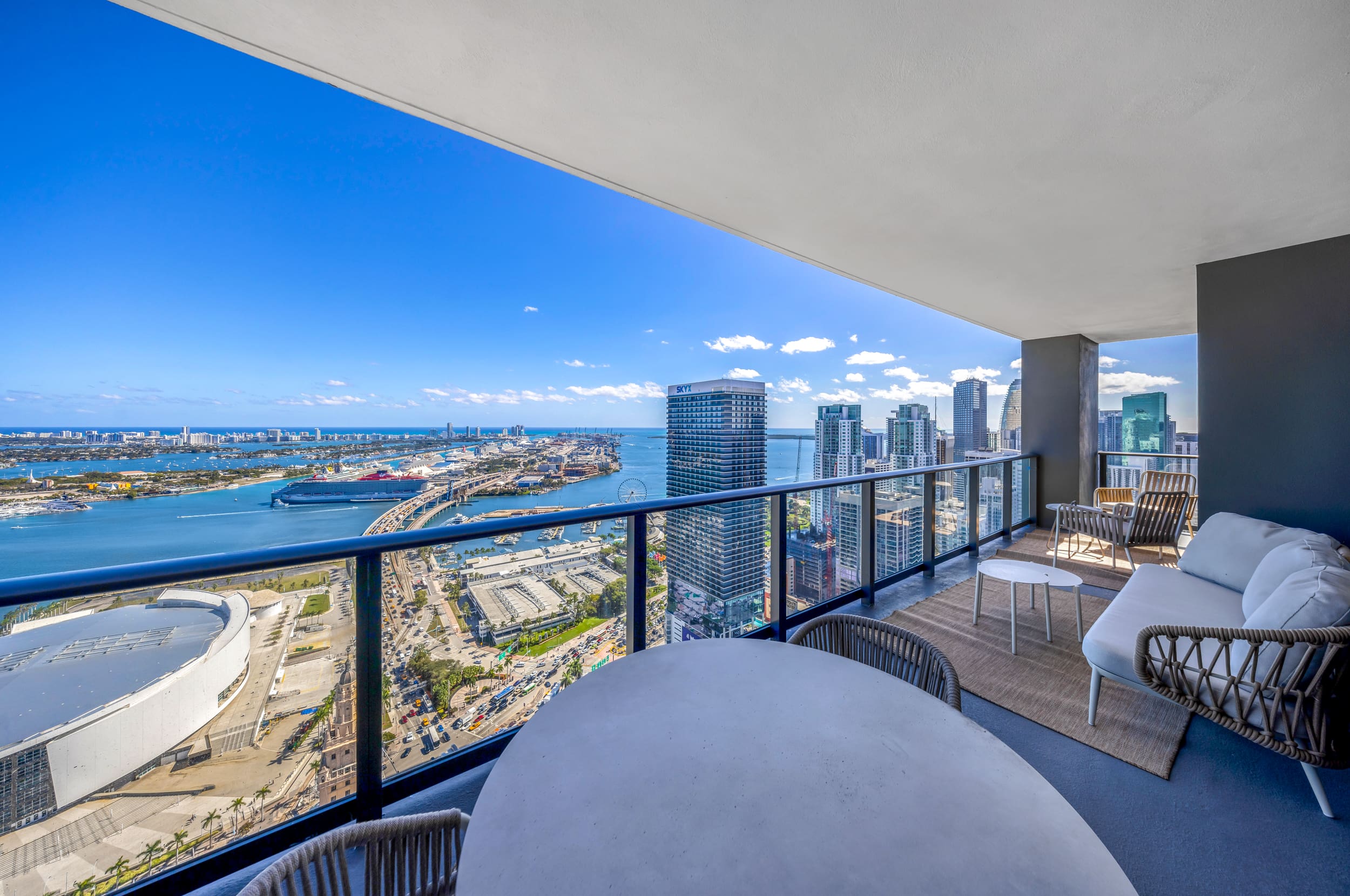 House Biscayne Miami Downtown Miami: Opulent 3-Bedroom Apartment with Skyline Views, Downtown Miami