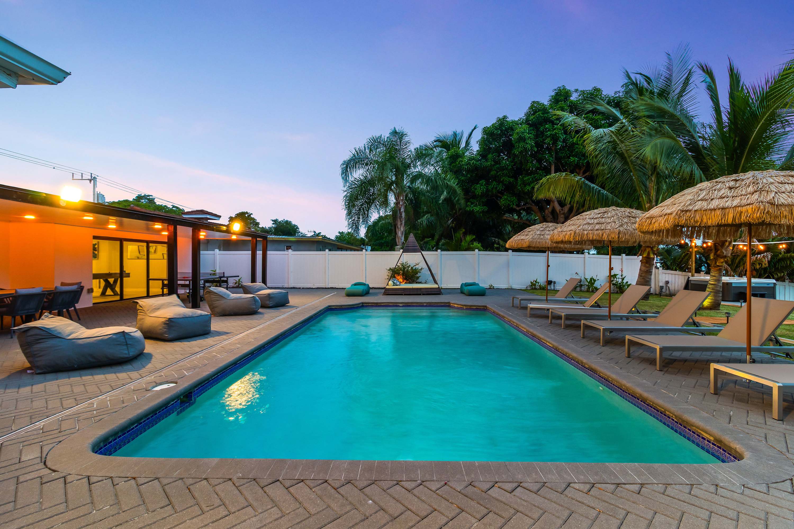 House Biscayne Miami Miami: Luxury 5-Bedroom Villa with Pool and Lake Views, Miami