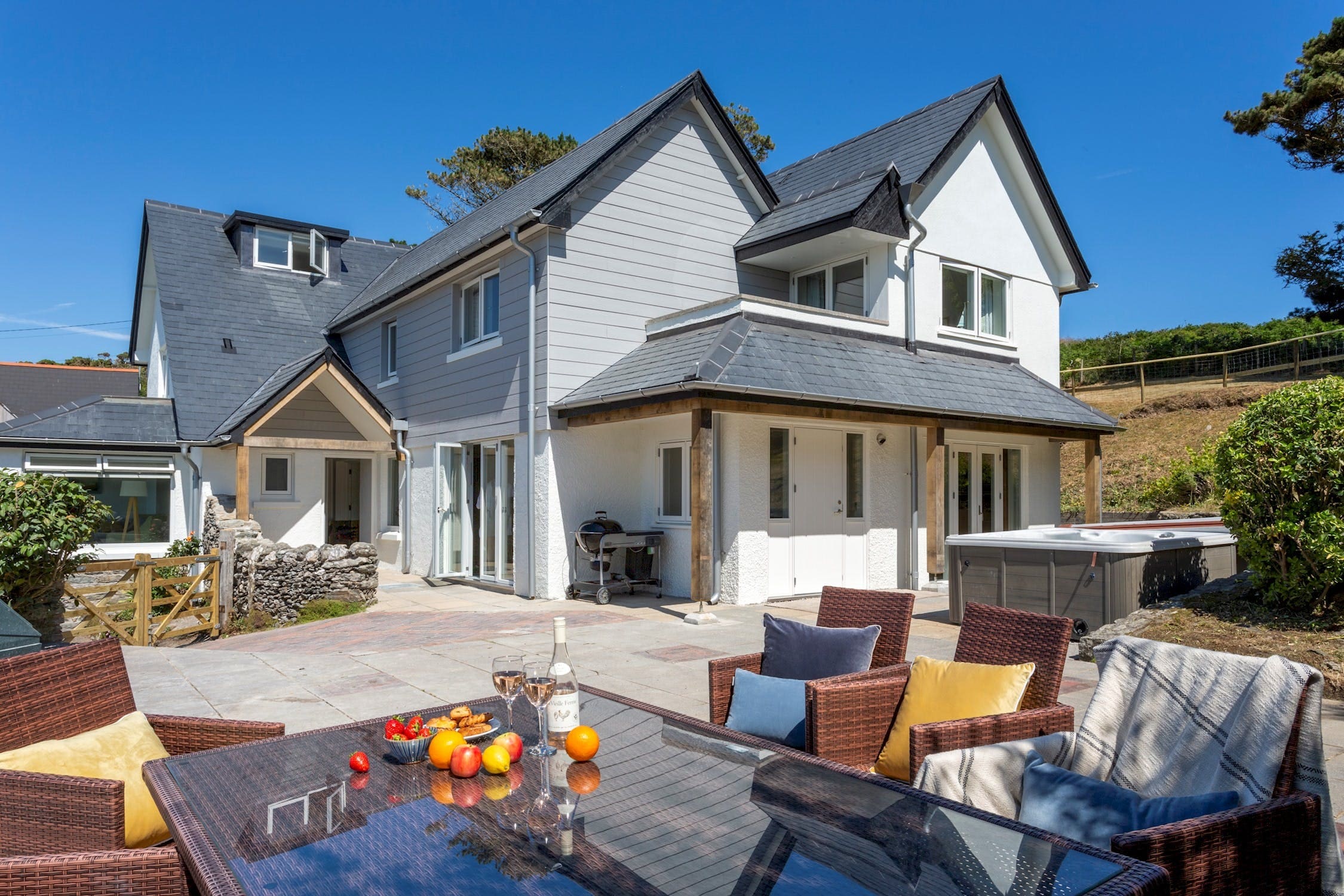 House Bolt Head Salcombe: Luxury 5-Bedroom House with Seaview and Hot Tub, Salcombe