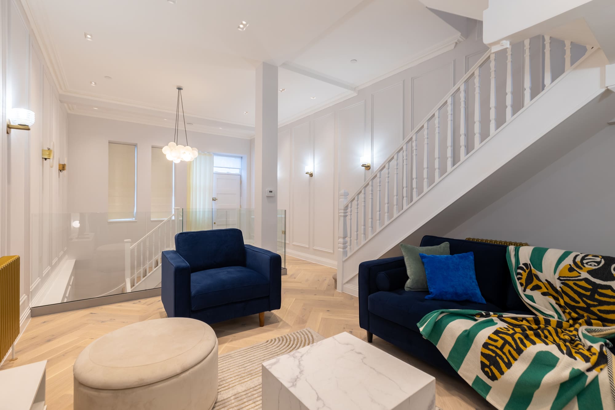 House Borough London: Elegant 3-Bedroom Apartment for Family Retreat, London Bridge