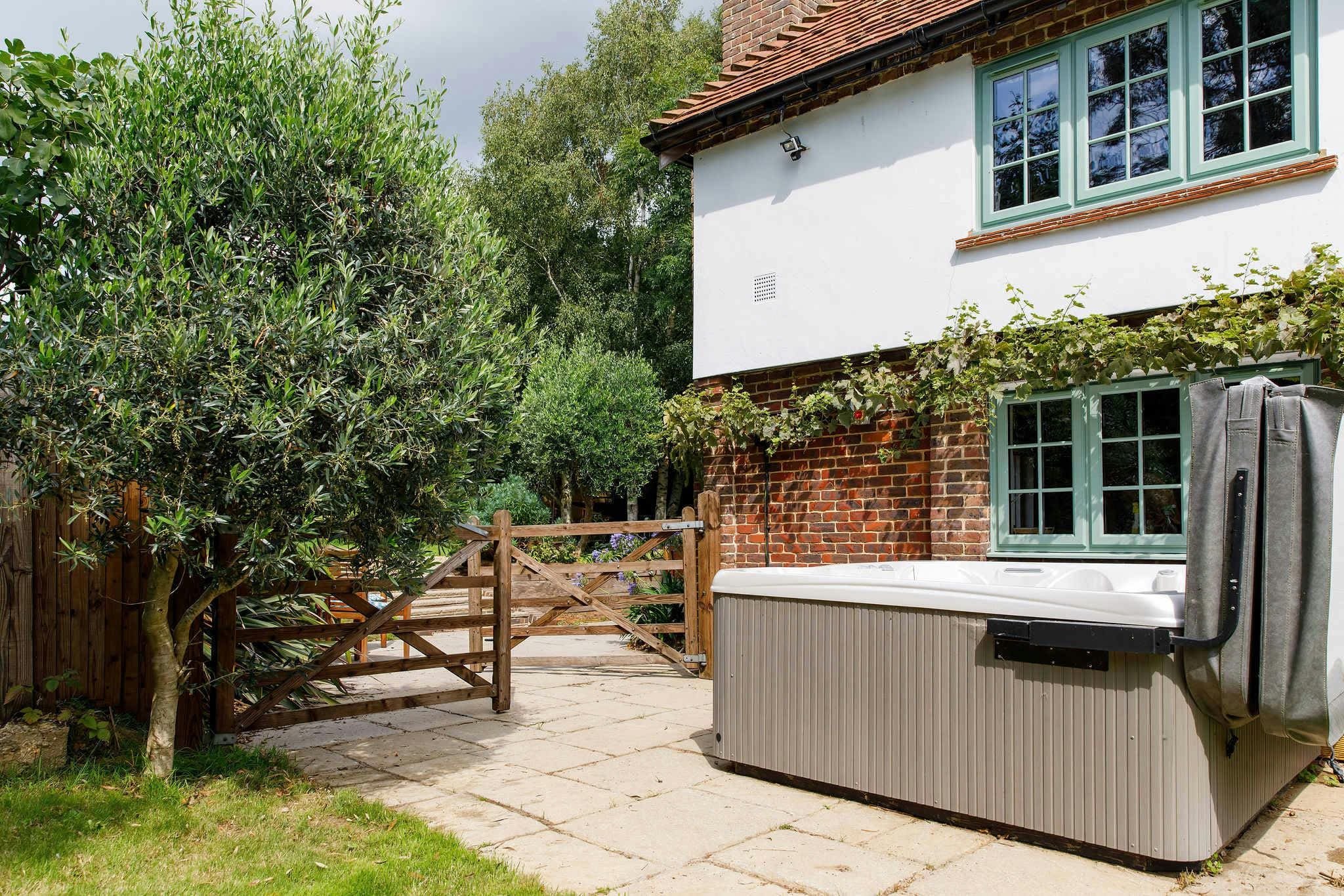House Bosham WestSussex: 5-Bedroom Cottage with Hot Tub and Seaview, West Sussex