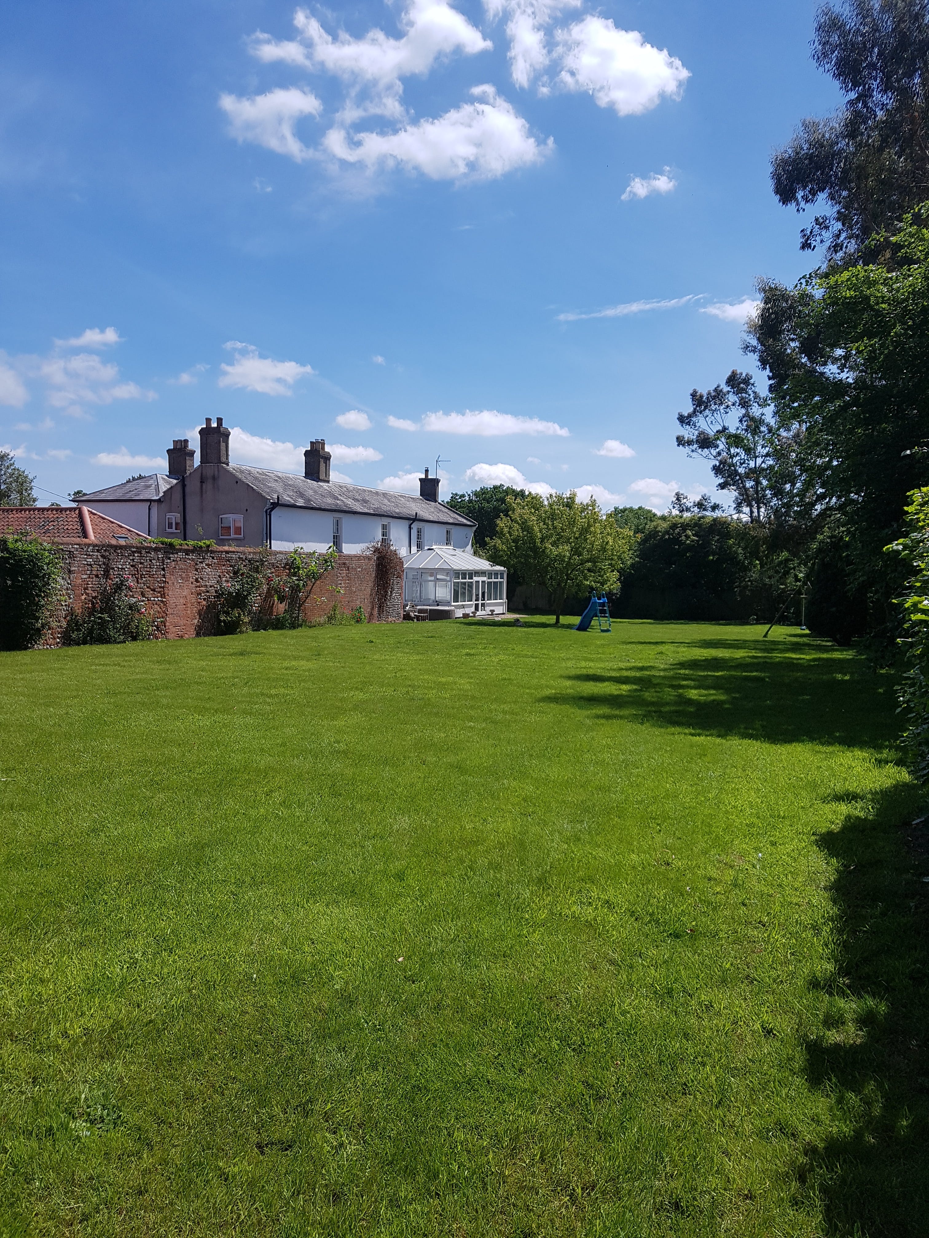 House Boudicca Norwich: Spacious 6-Bedroom Apartment with Hot Tub and Seaview, Norfolk