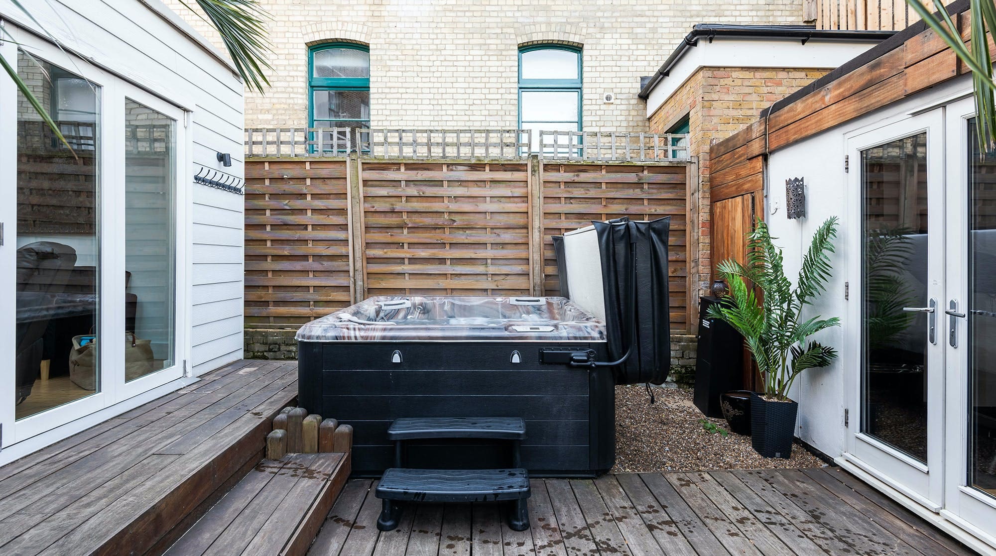 House Bow Stratford: Spacious 4-Bedroom Luxury Apartment with Hot Tub, Stratford