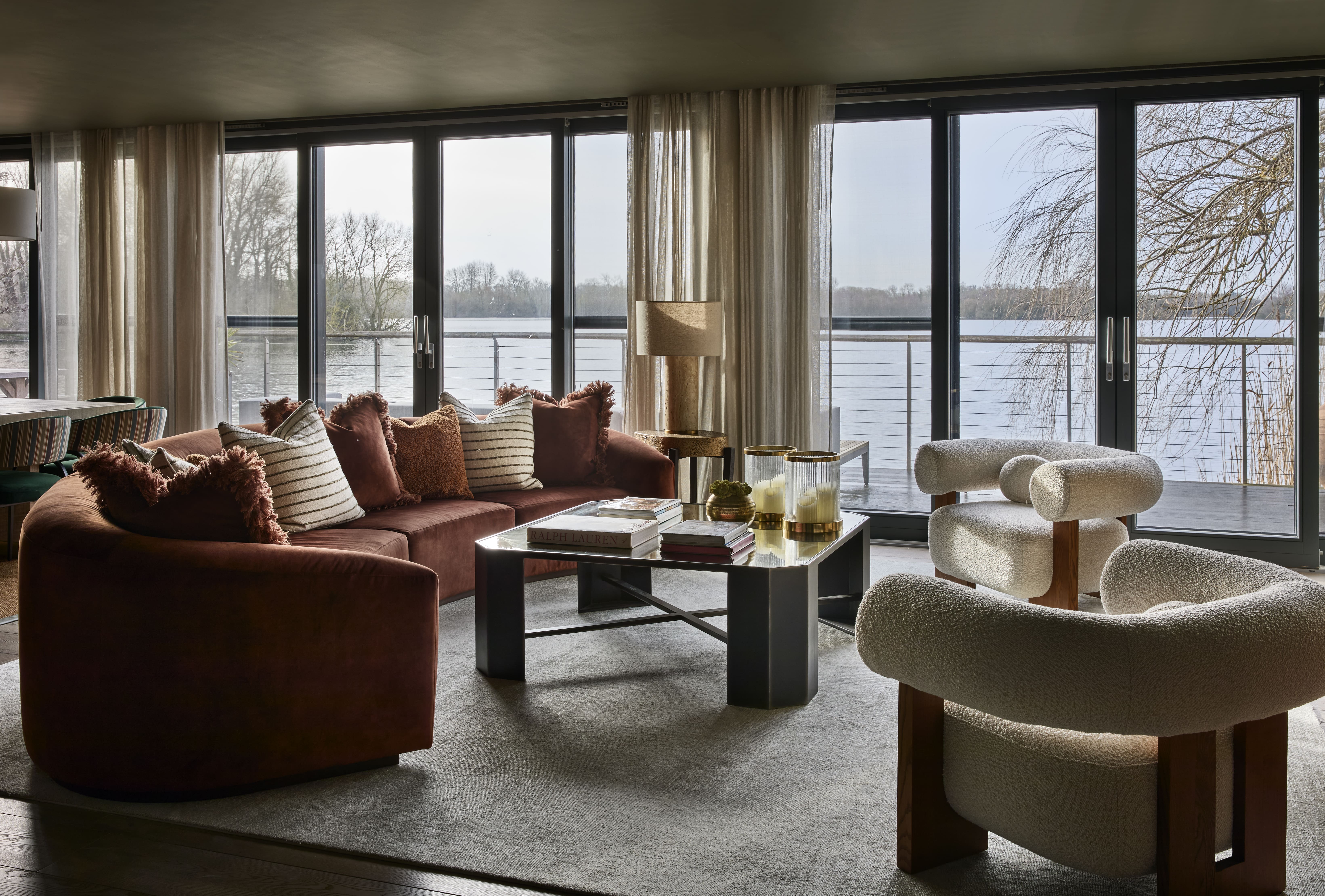 House Bowmoor Faringdon Faringdon: Luxury 6-Bedroom House with Lake Views and Pool, Faringdon