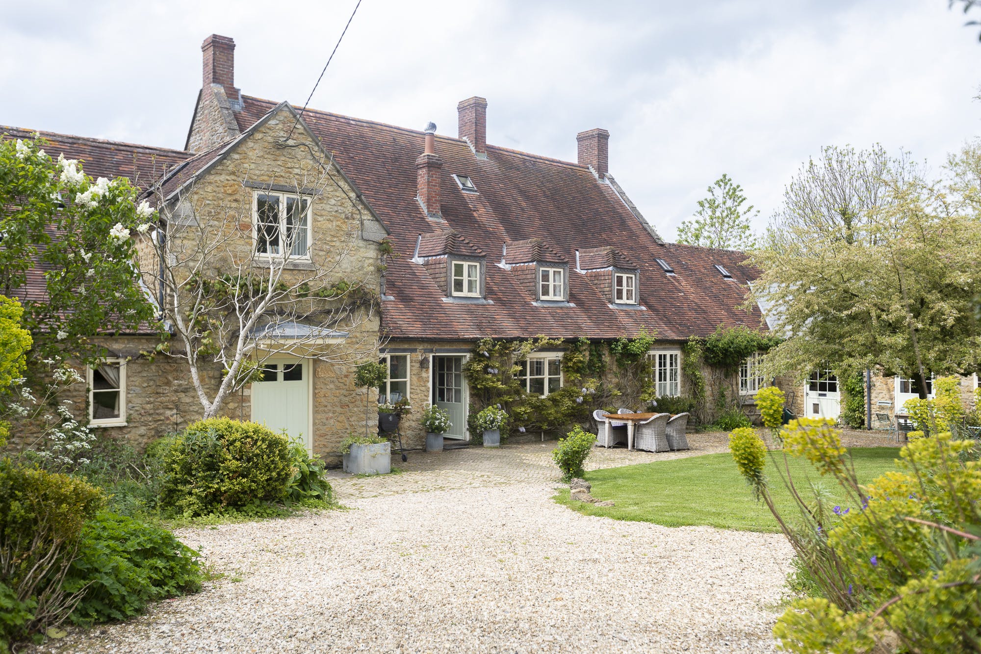 House Bratton Somerset: Luxury 8-Bedroom House with Hot Tub, Somerset