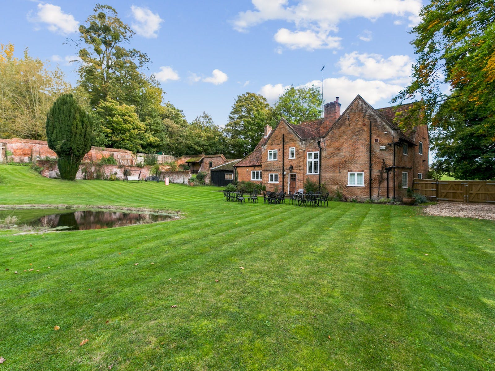 House Burham Windsor: Spacious 5-Bedroom Family-Friendly Apartment Rental Windsor with Garden