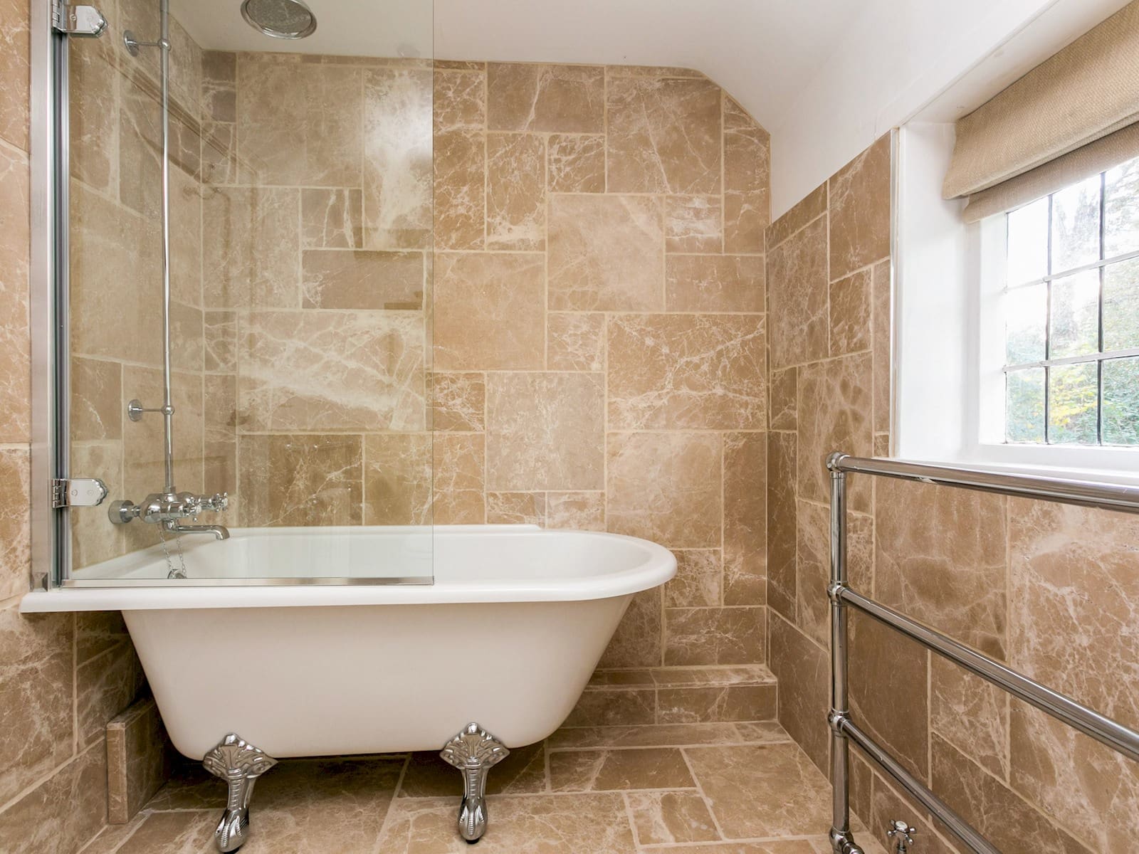House Burham Windsor: Spacious 5-Bedroom Family-Friendly Apartment Rental Windsor with Garden